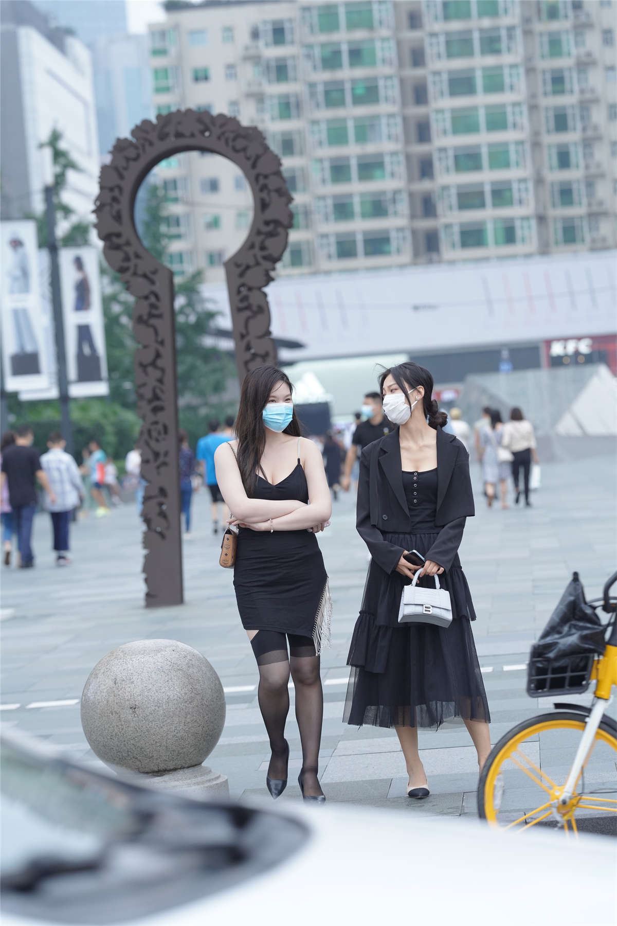 漂亮的吊带黑丝美女