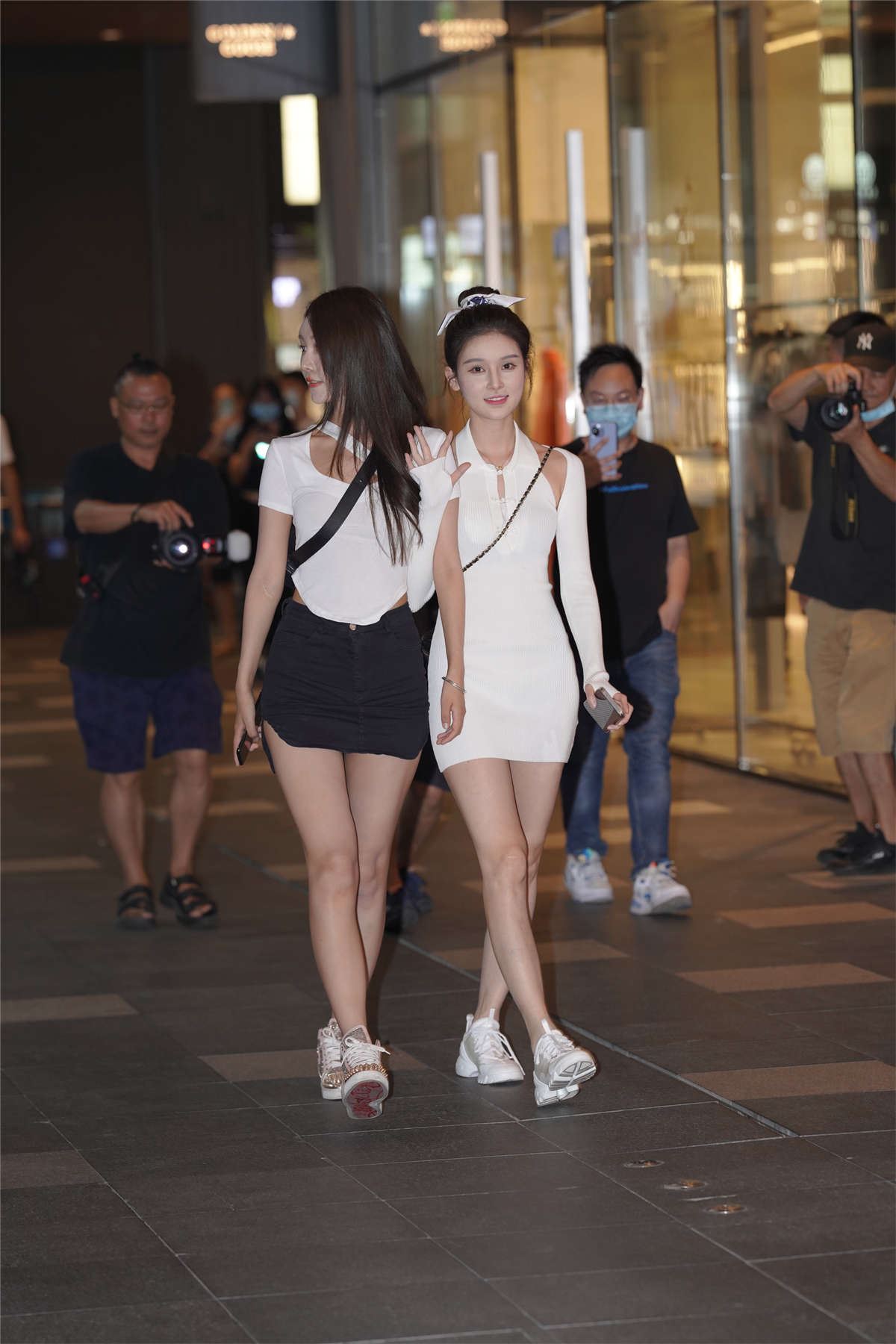两个漂亮的小姐姐