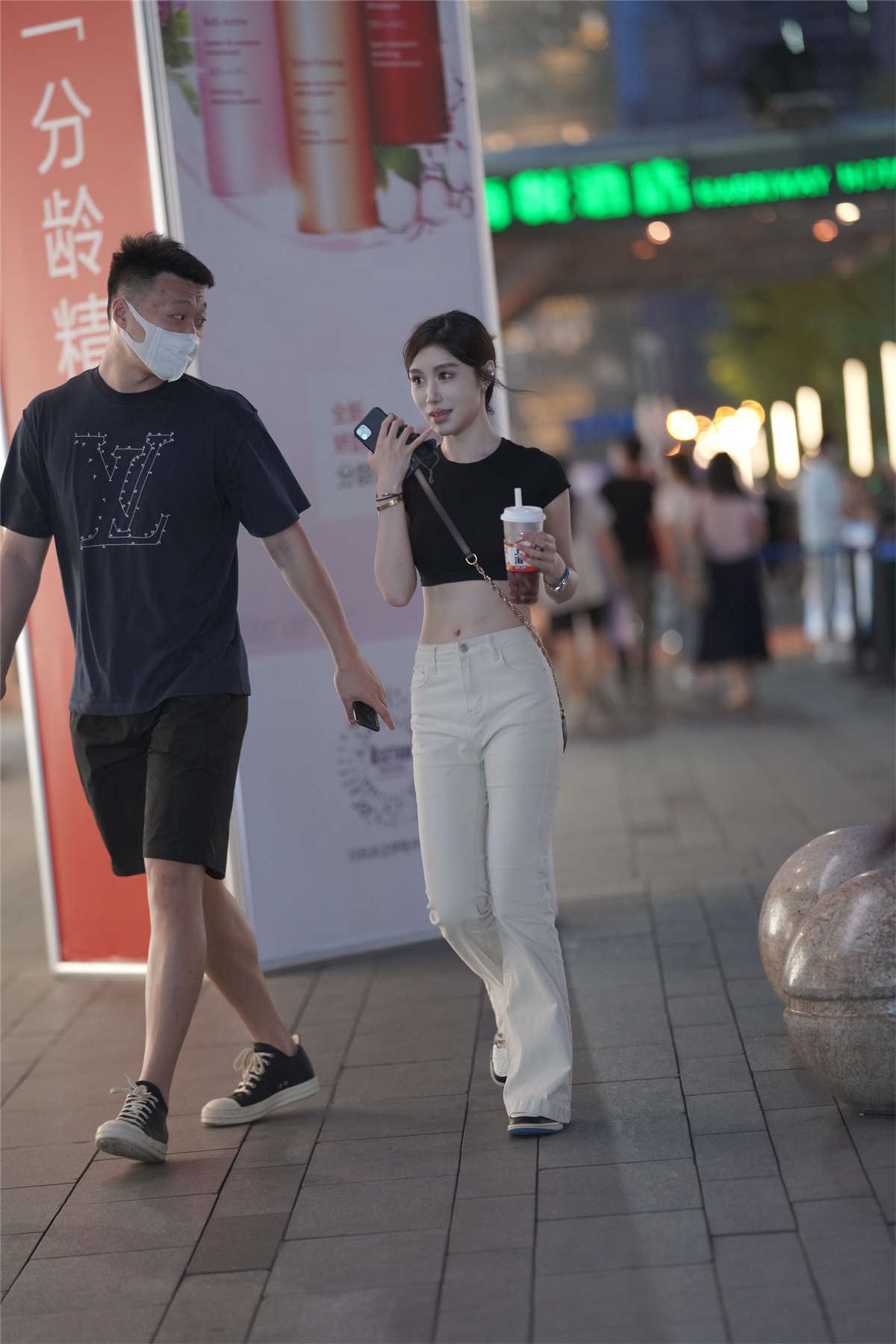 紧身白裤小女友