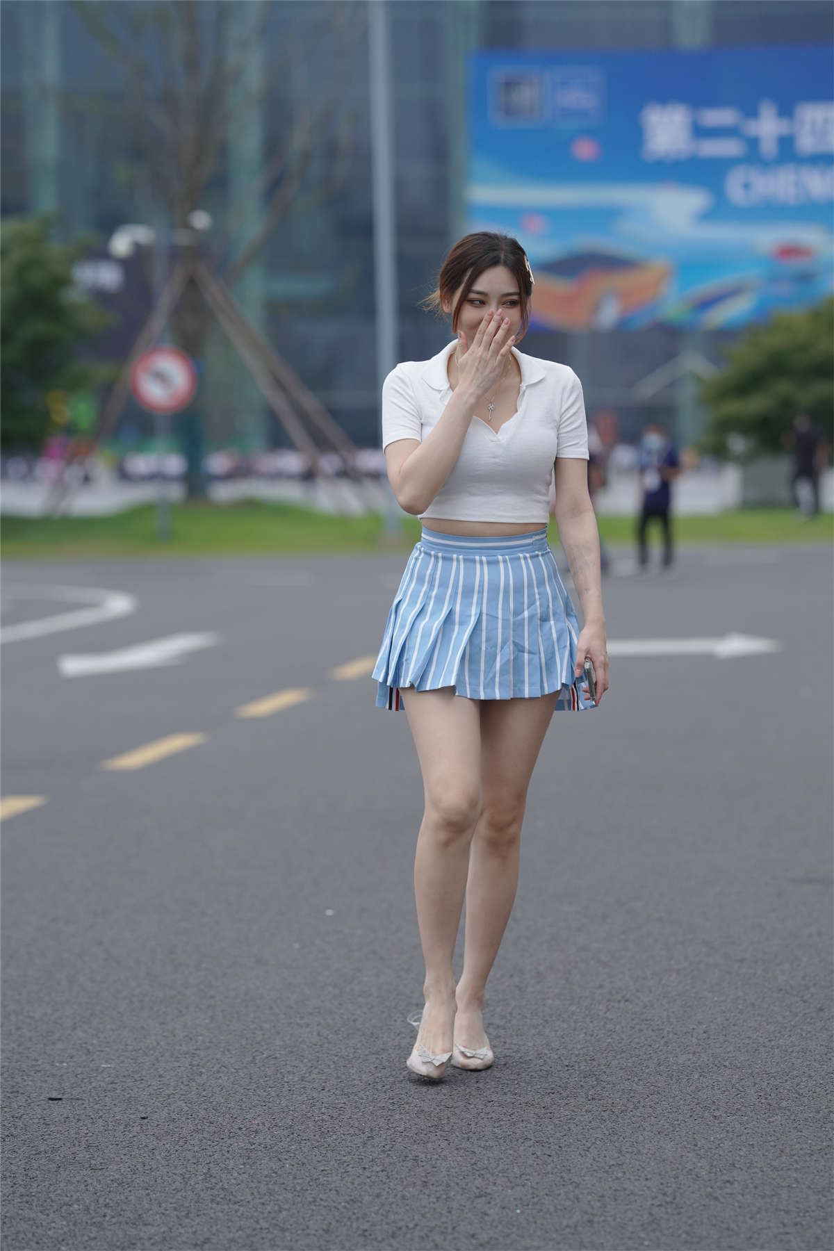 一颦一笑 目若秋水