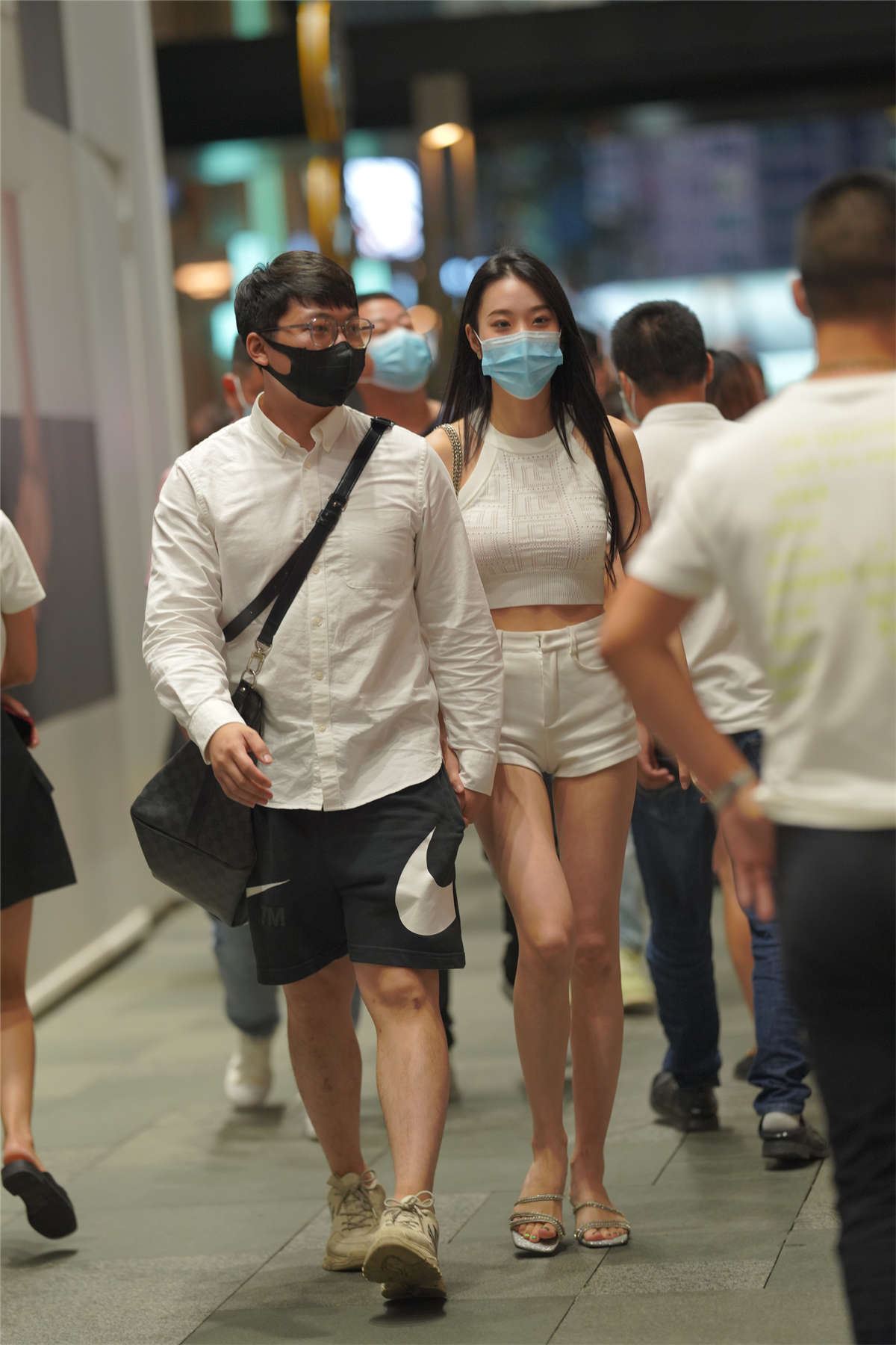 立体镂空针织气质美女