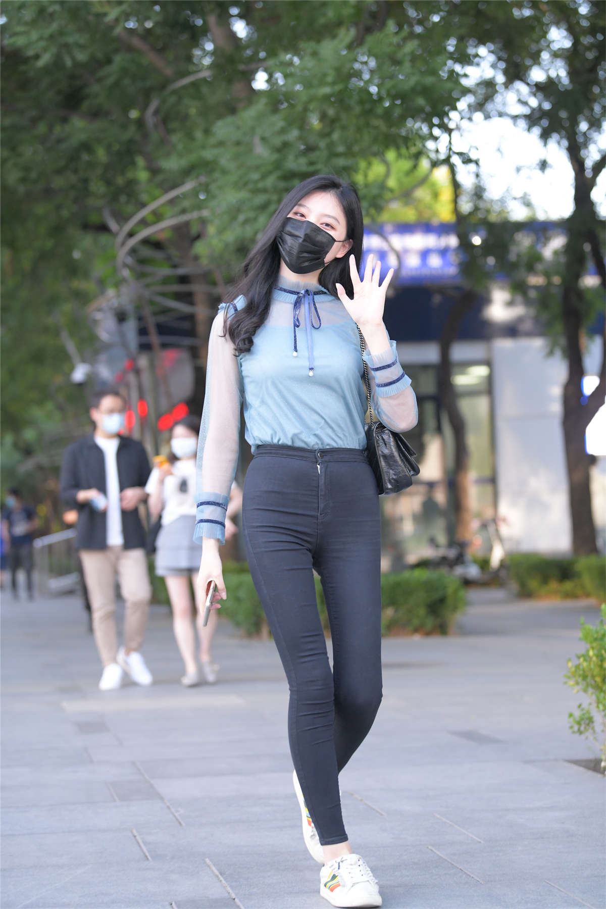 黑色紧身牛仔裤