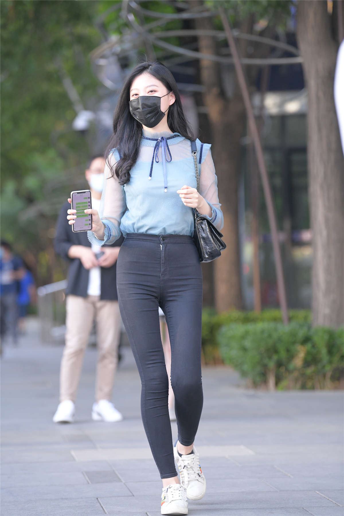 黑色紧身牛仔裤