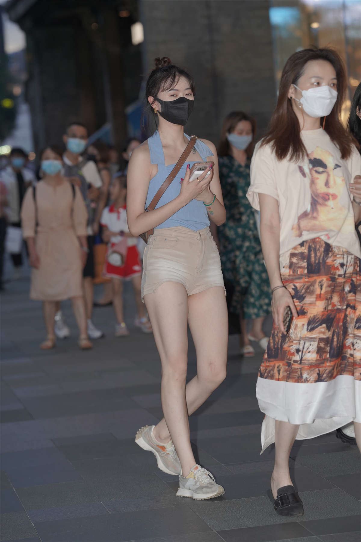 热裤美眉