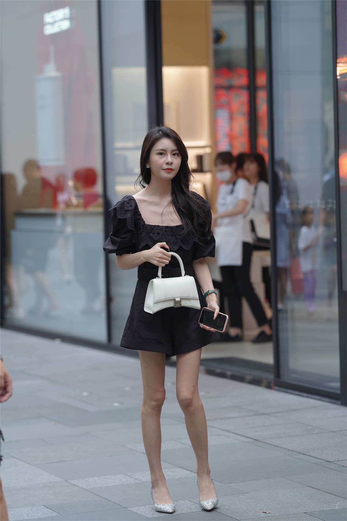 温婉黑色连衣裙