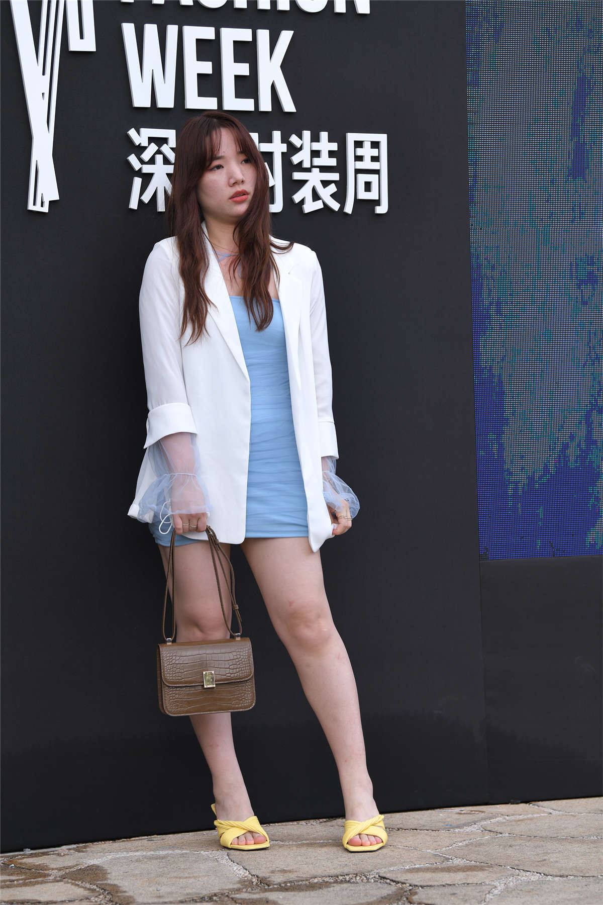俩短裙美女