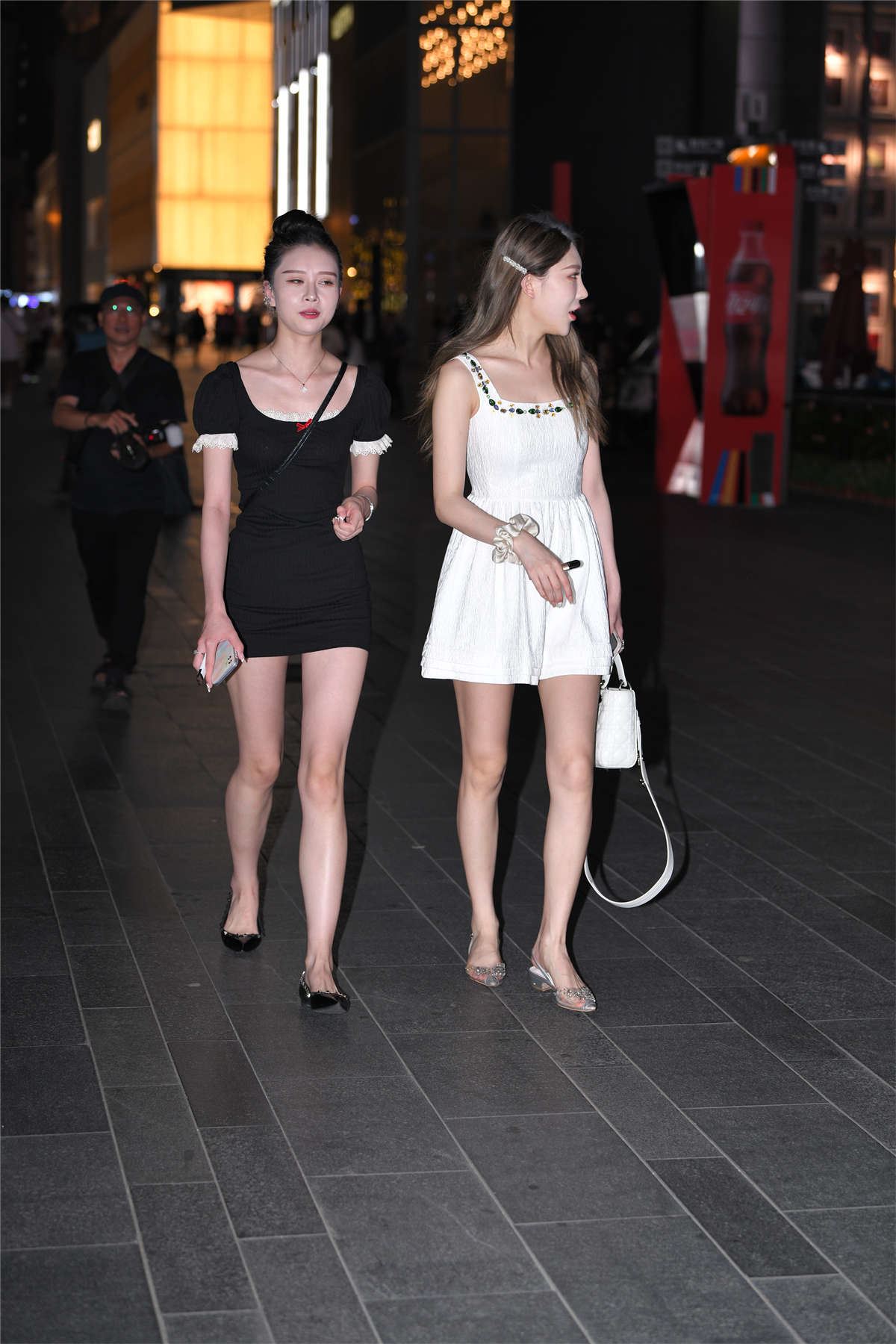 黑白配美女闺蜜街拍