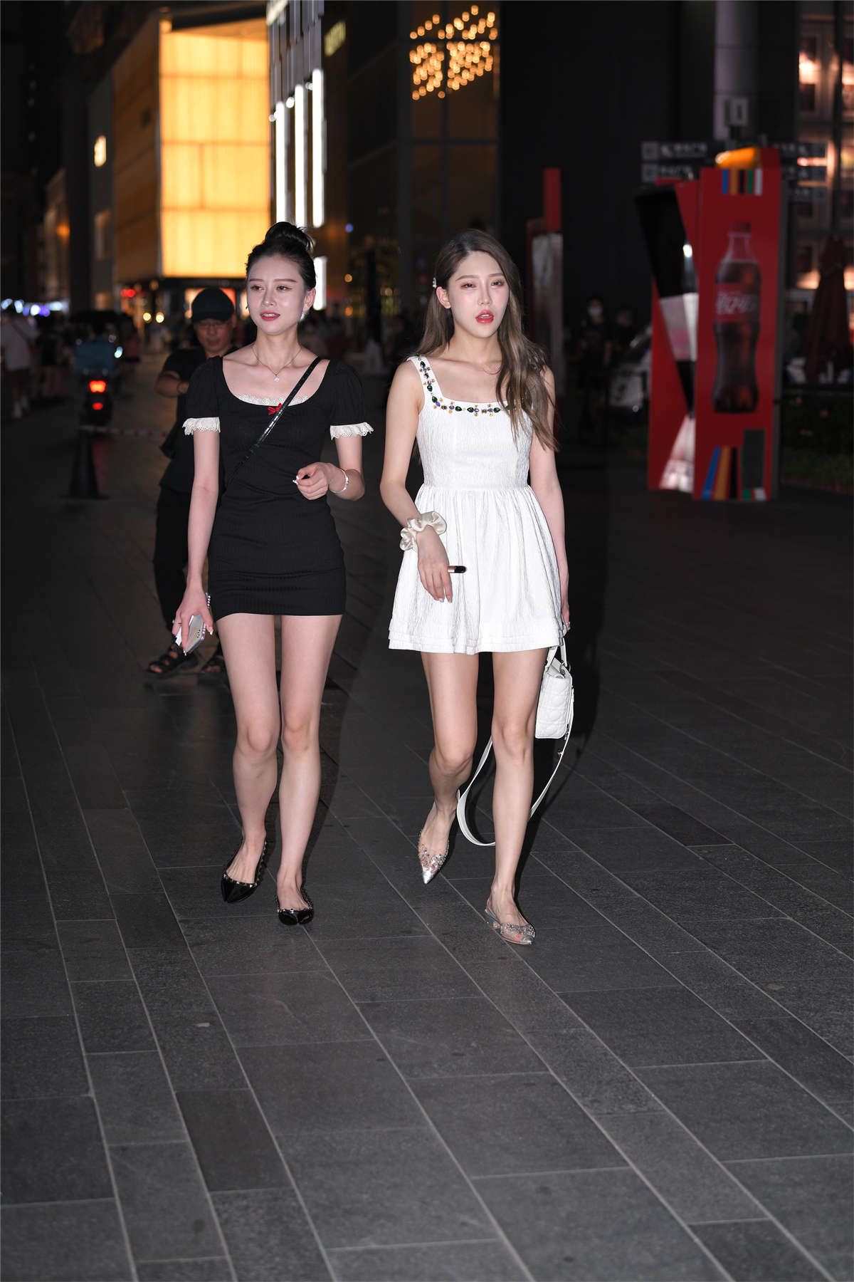 黑白配美女闺蜜街拍