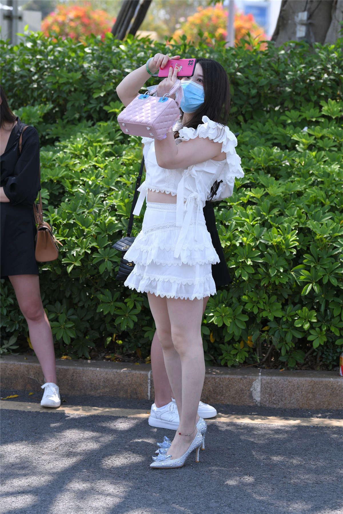 白短裙高跟鞋美女