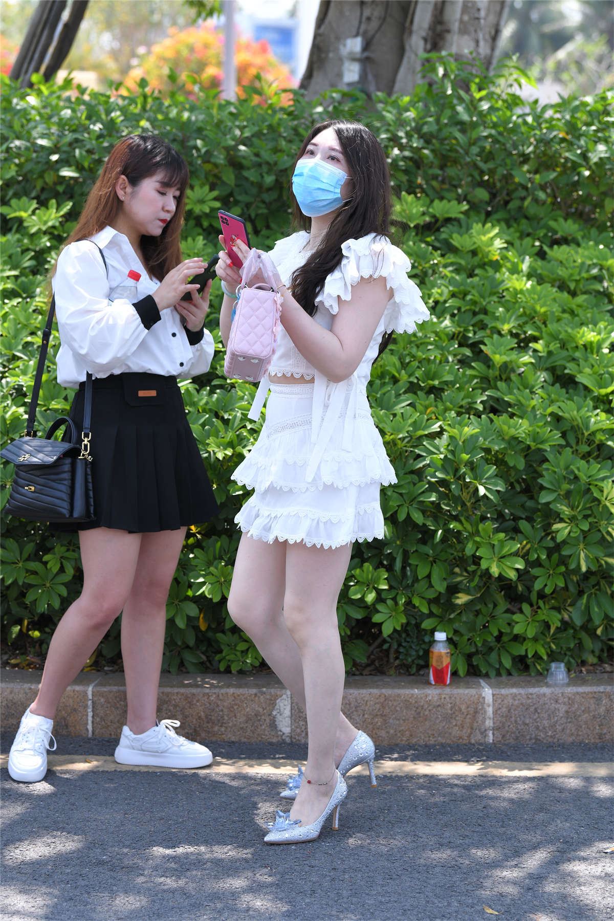 白短裙高跟鞋美女