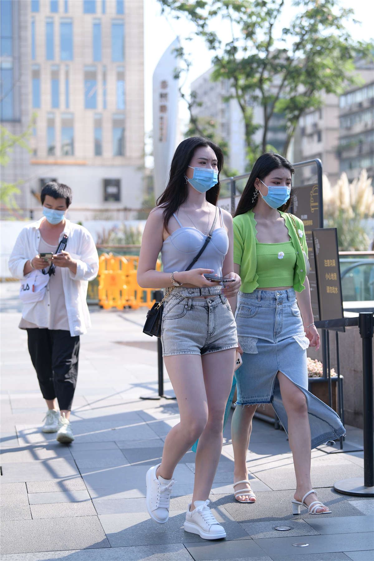 吊带热裤美女
