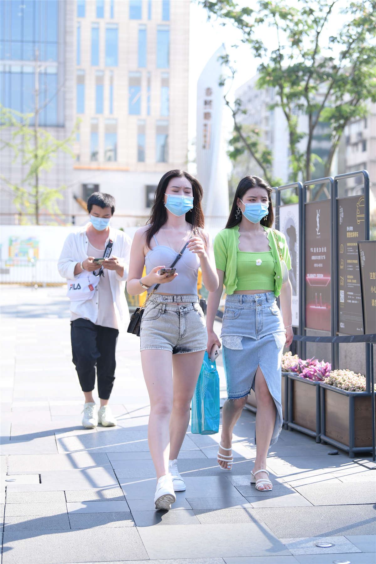 吊带热裤美女