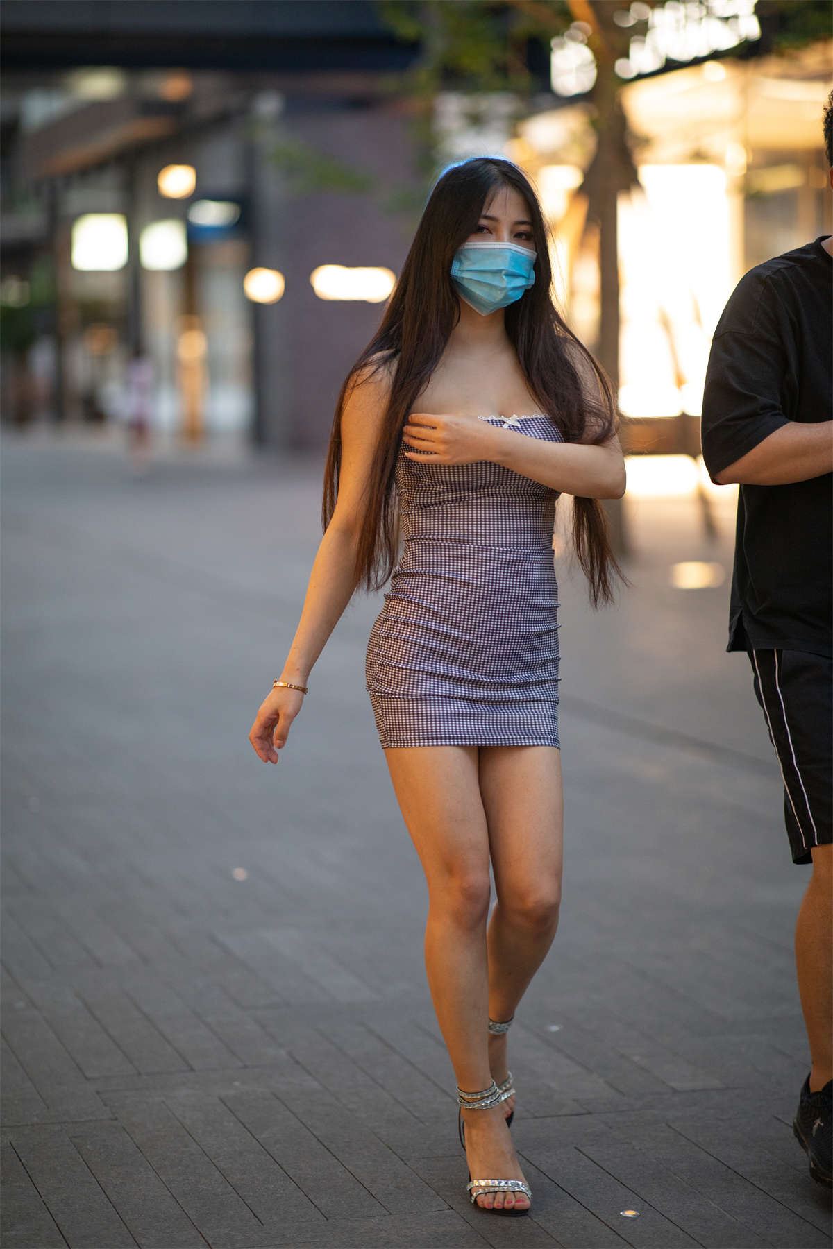 长发蜜桃一字抹胸装小姐姐