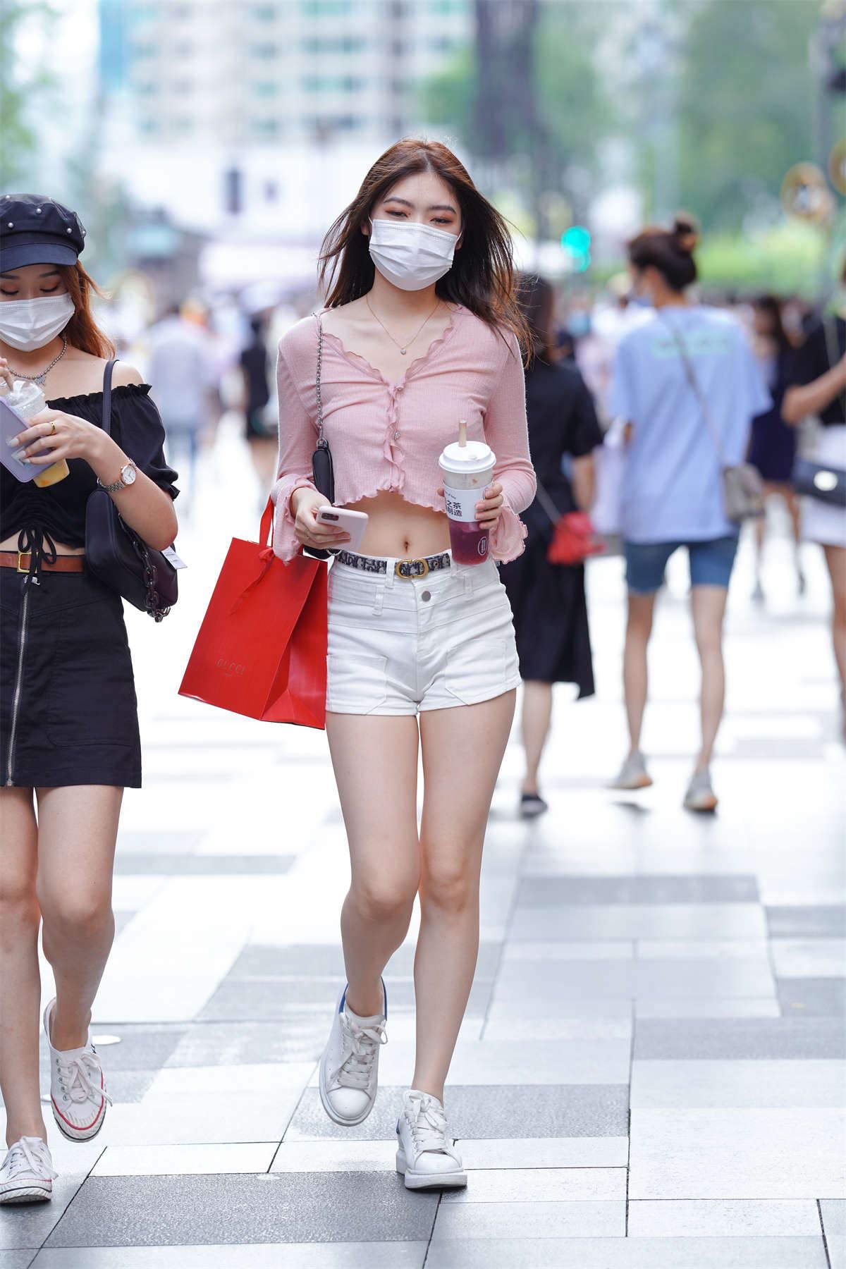 漂亮的白色热裤小姐姐