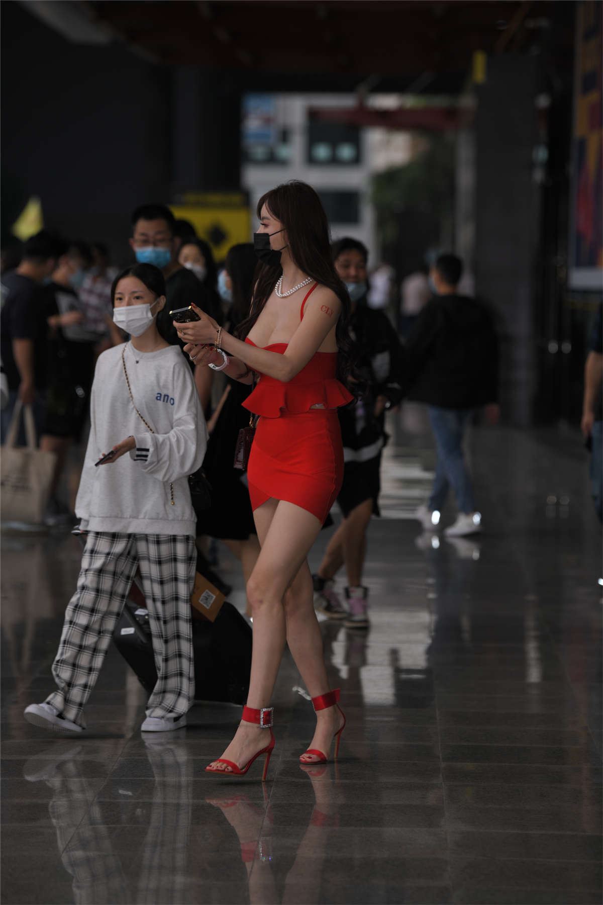 包臀裙高跟美女
