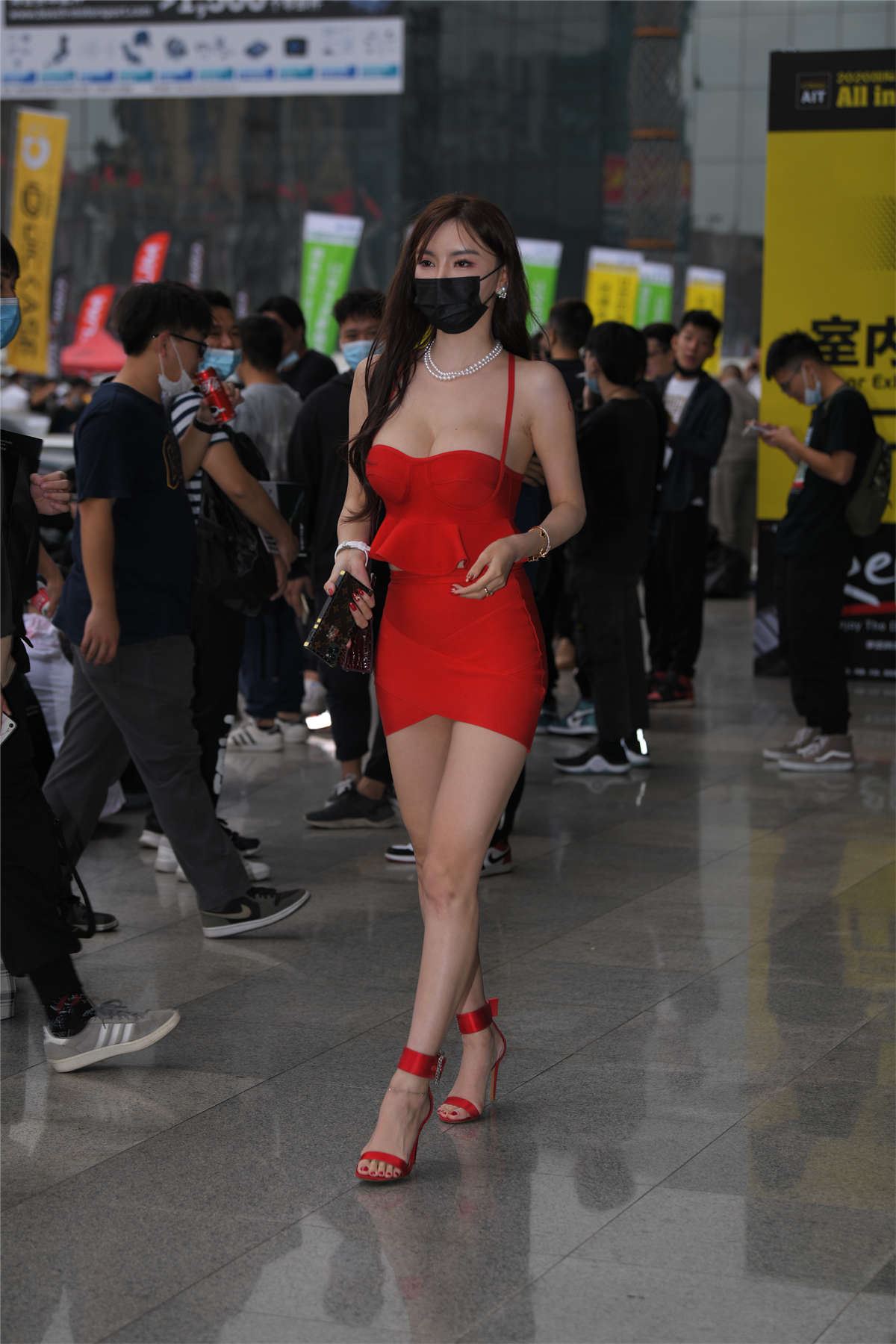 包臀裙高跟美女