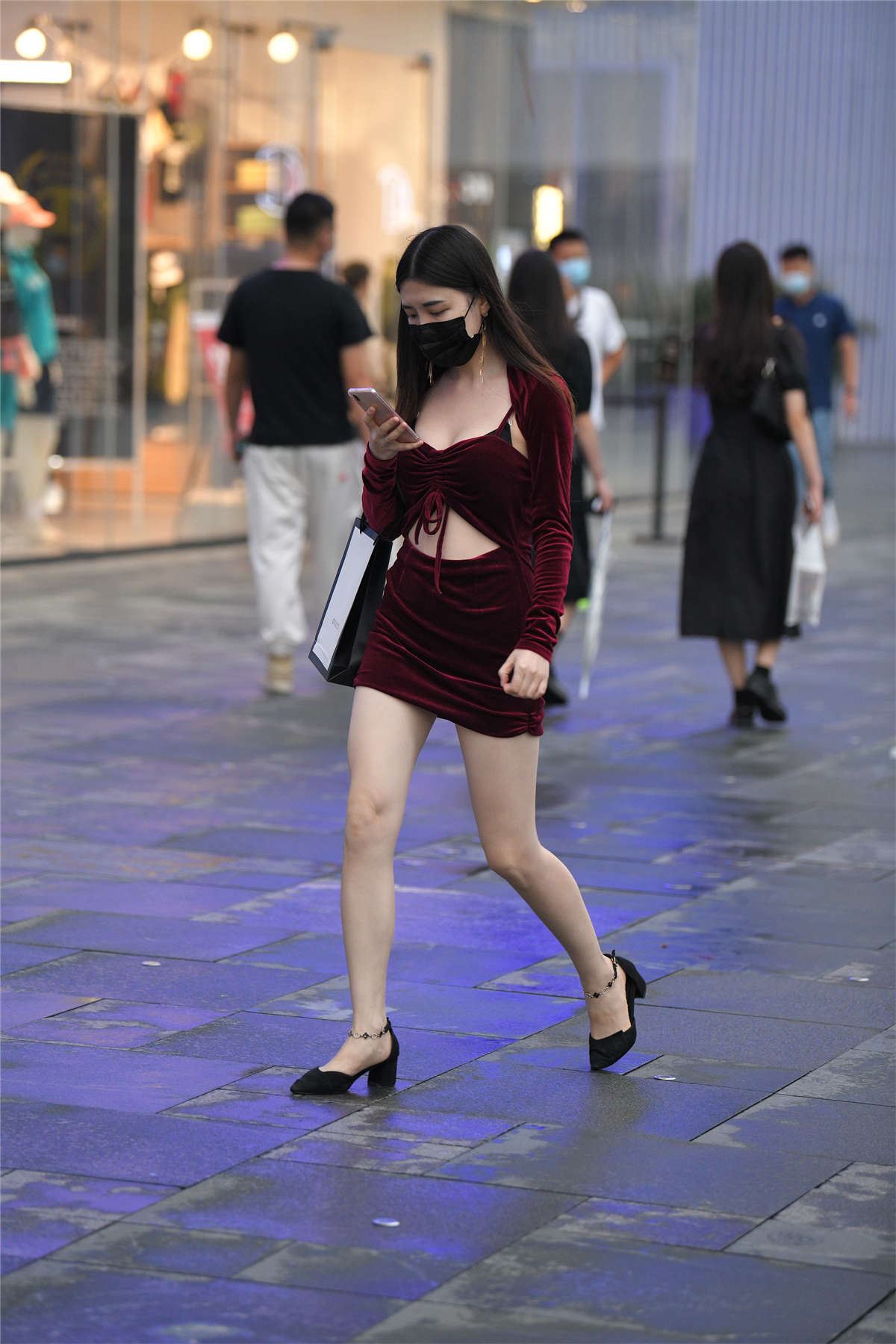 红裙美女