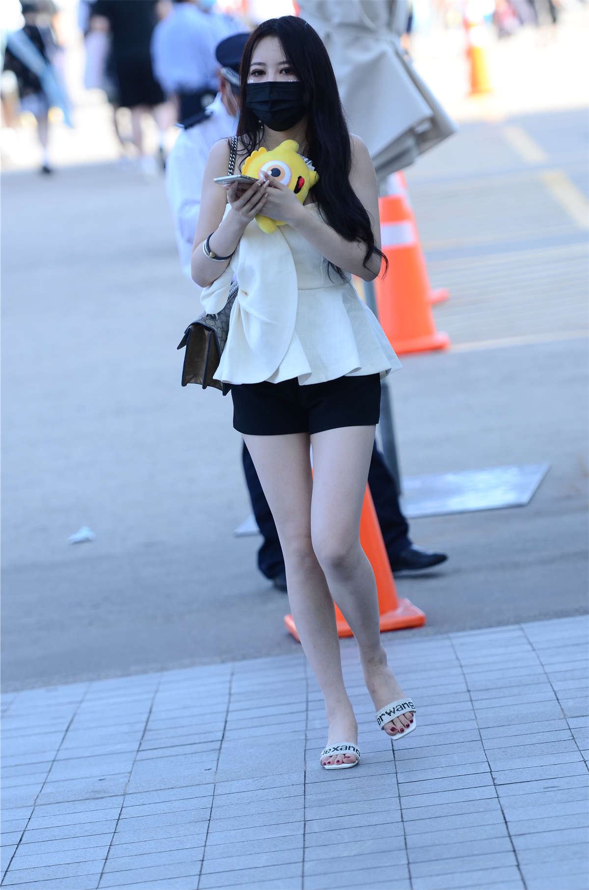 戴着黑色口罩的漂亮美女