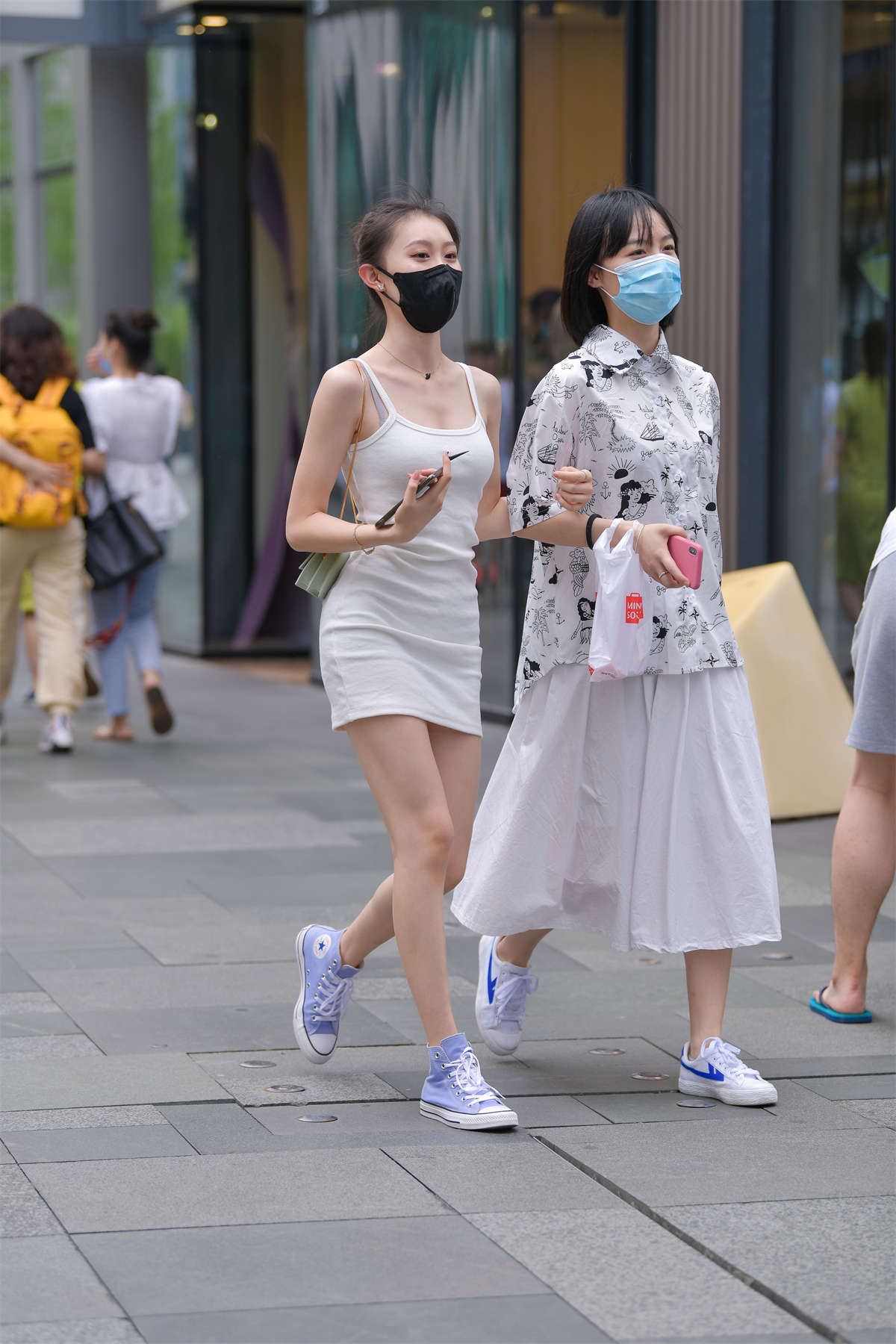 吊带包臀裙小姐姐