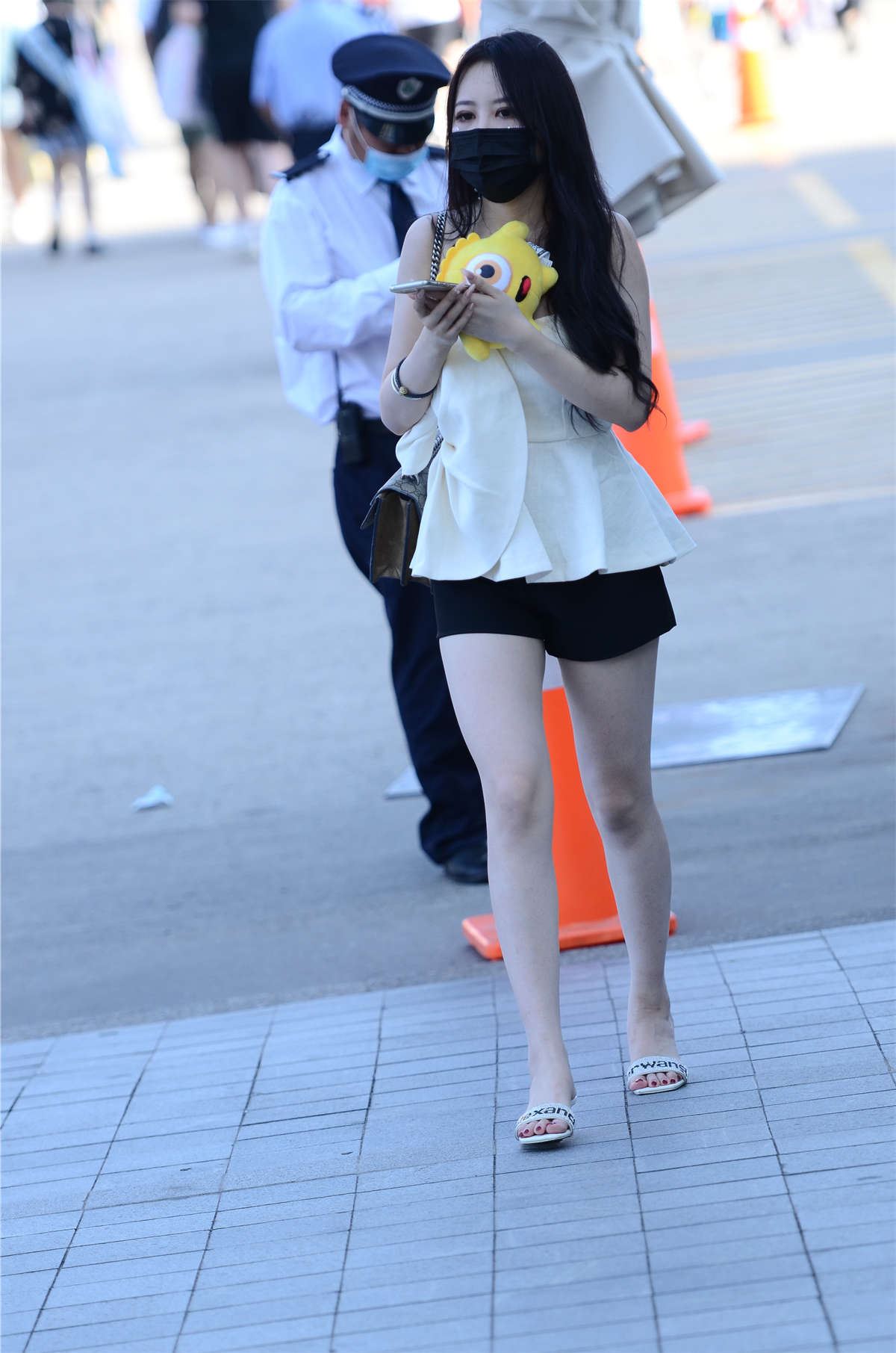 戴着黑色口罩的漂亮美女