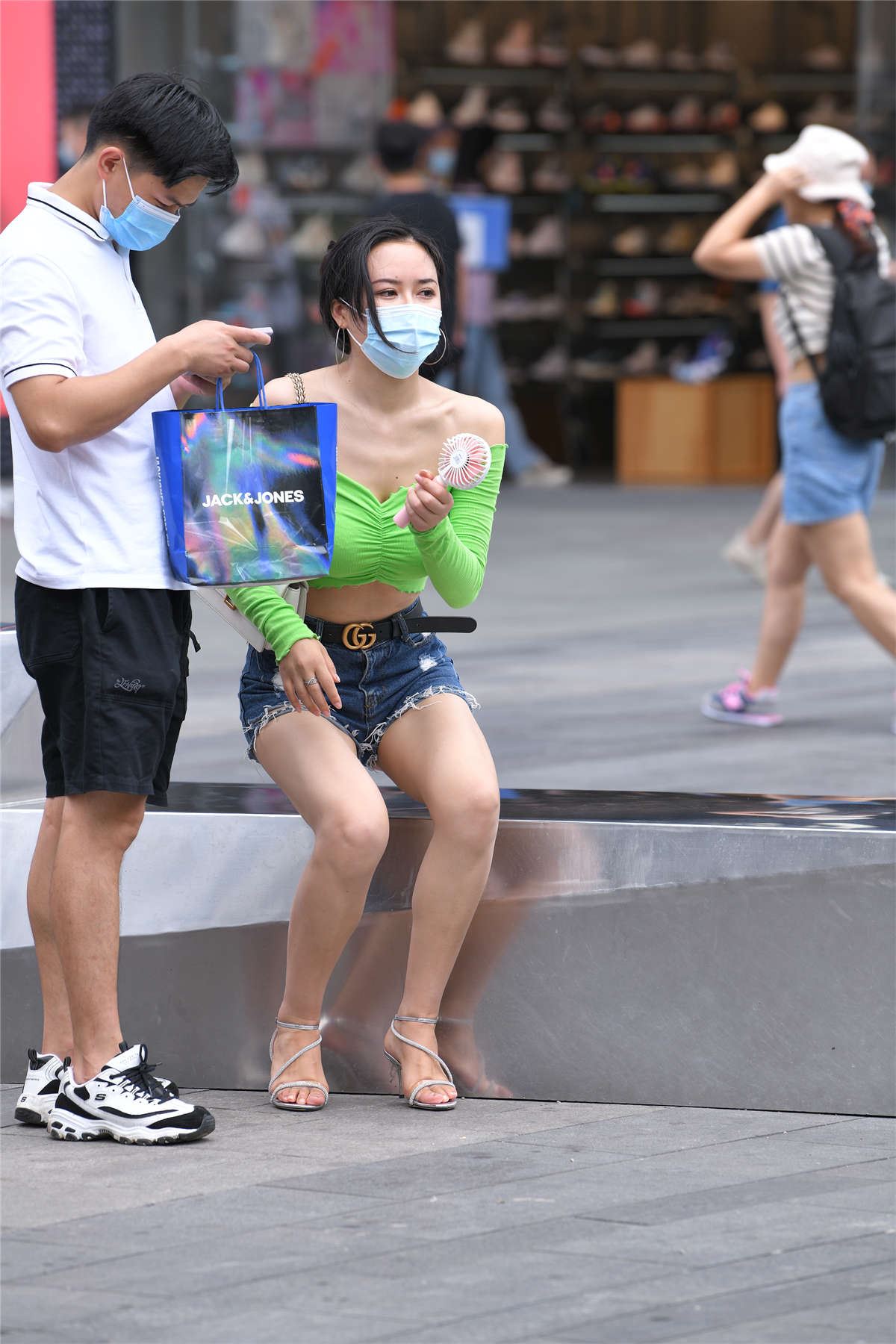 绿衣热裤高跟