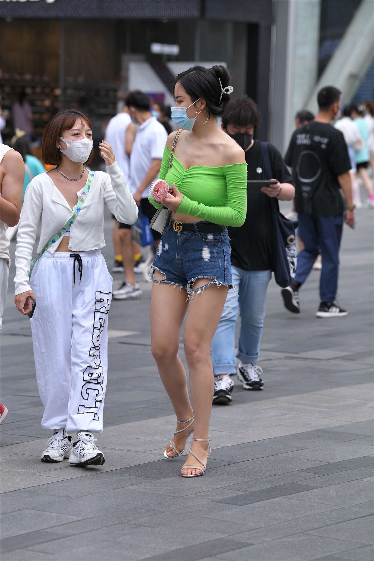 绿衣热裤高跟