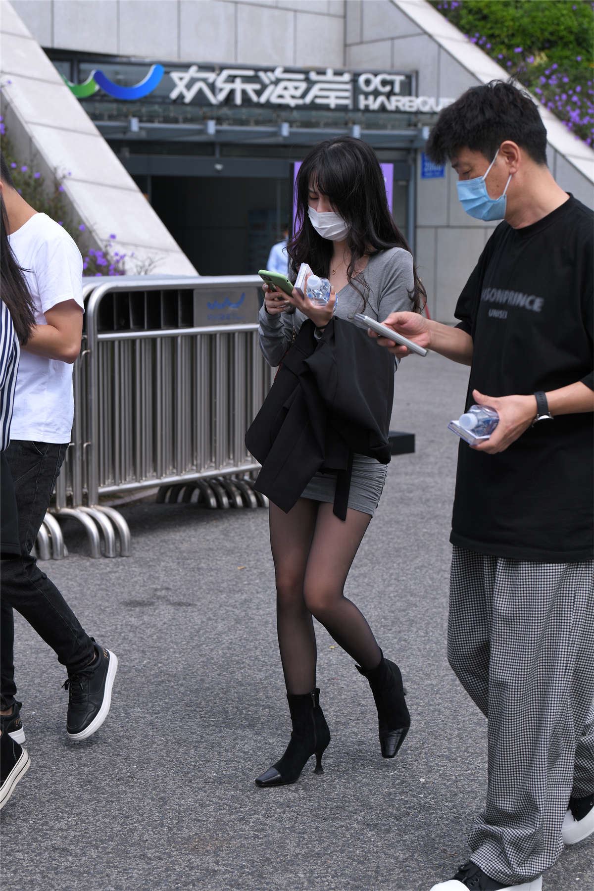 灰短裙黑丝