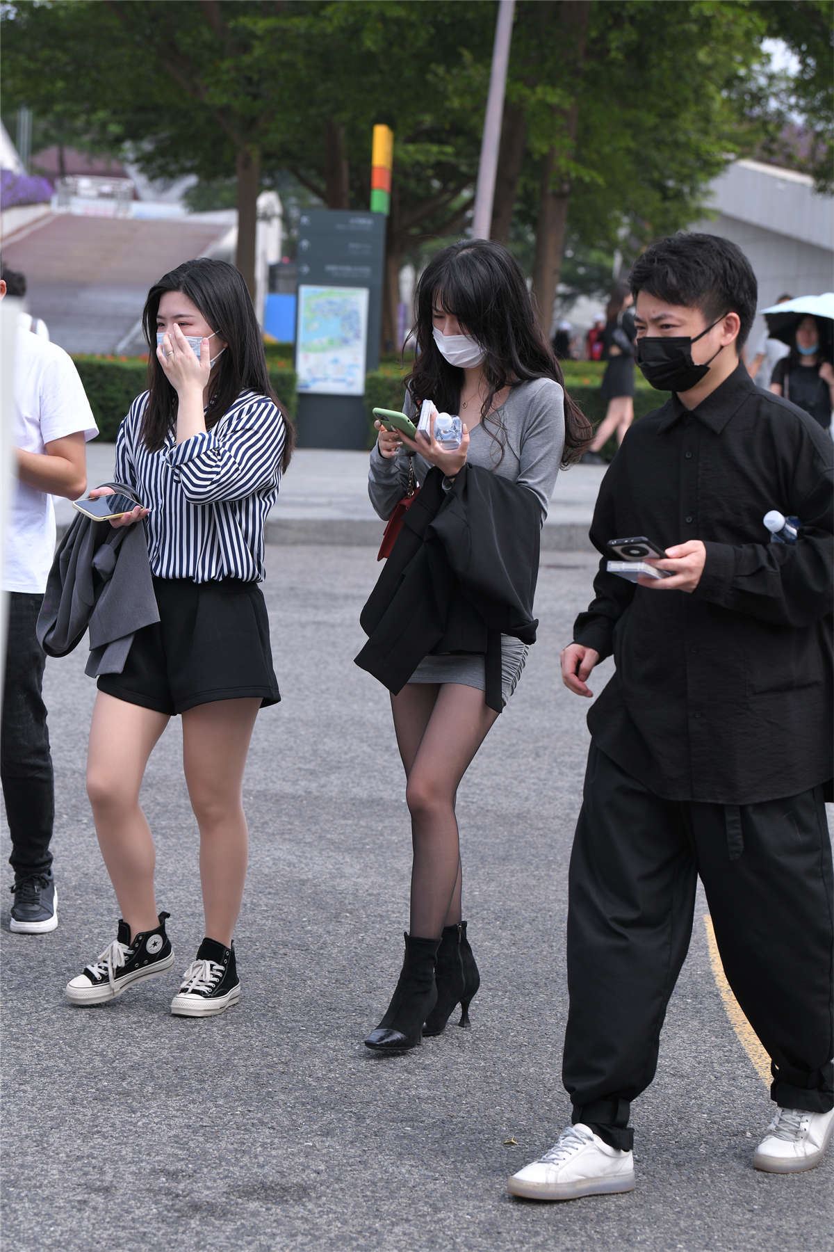 灰短裙黑丝