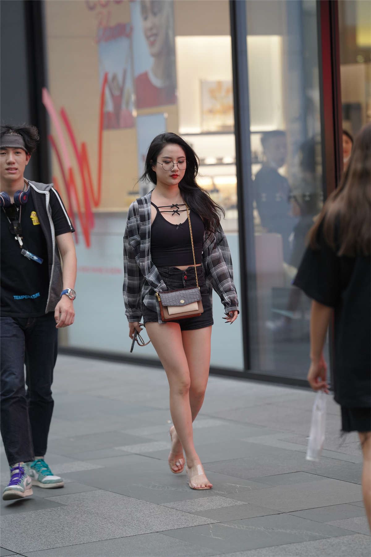 黑色热裤美腿凉高