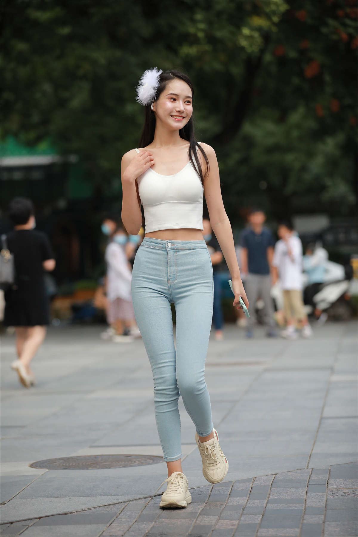 玻璃街拍作品 - 紧身牛仔裤小仙女