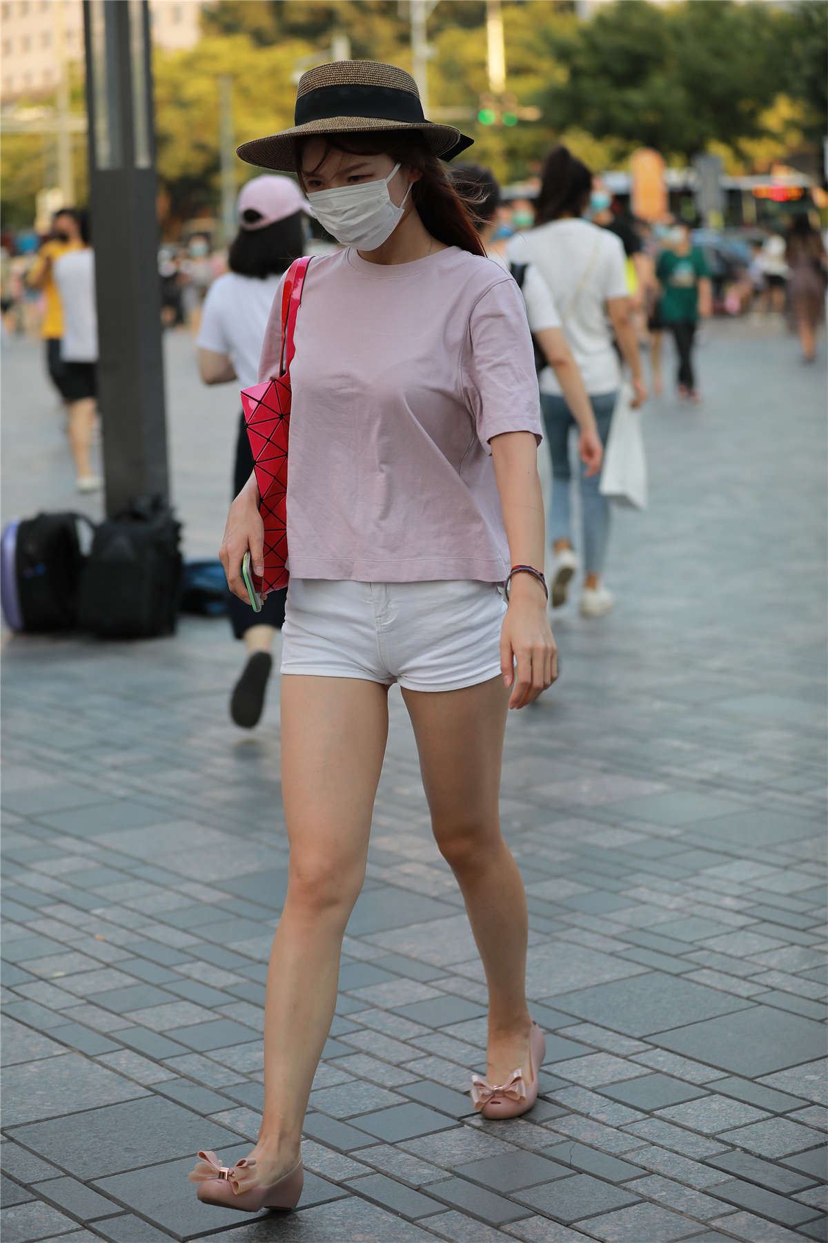 玻璃街拍作品 - 白色热裤YY小姐姐