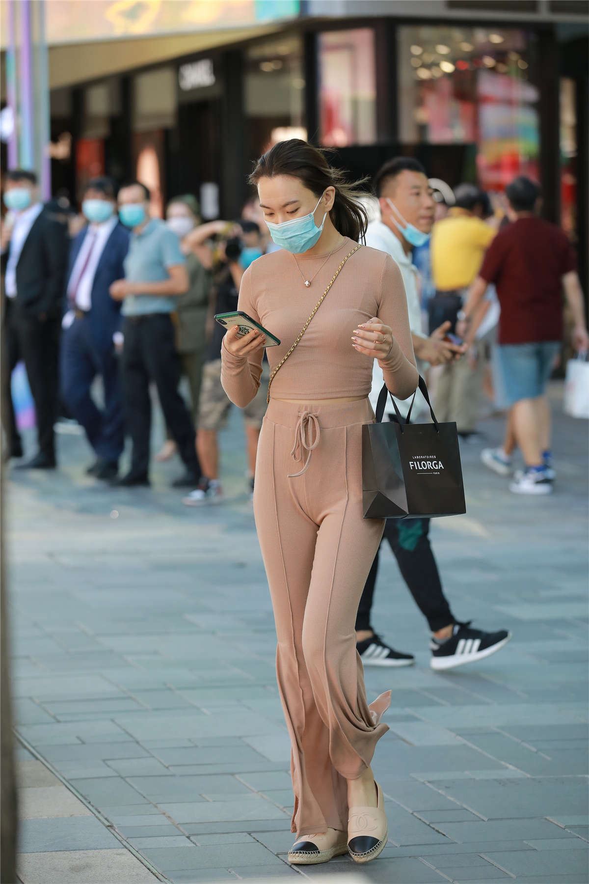 玻璃街拍作品 - 肉色紧身裤小姐姐