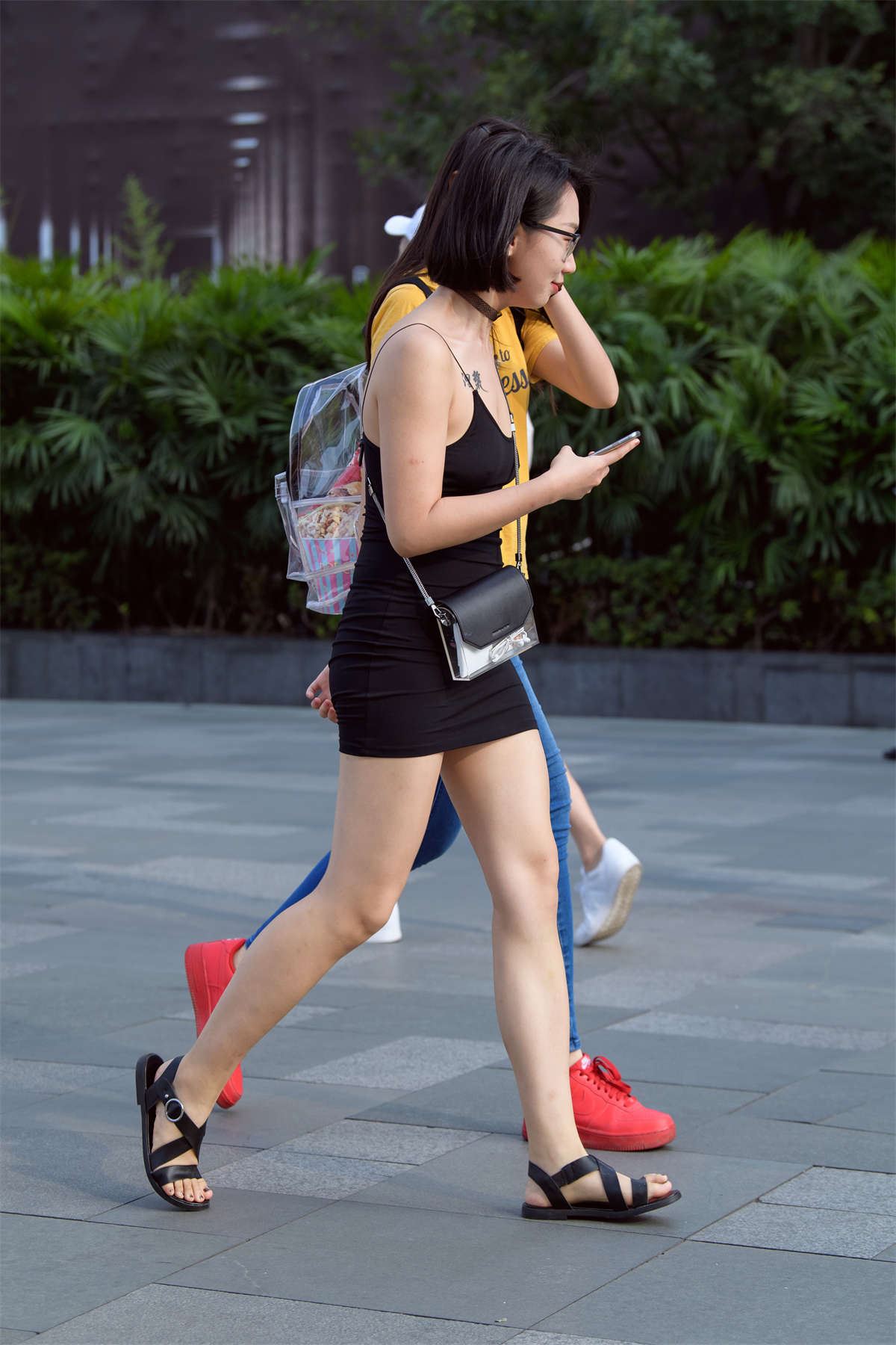 黑色吊带美女