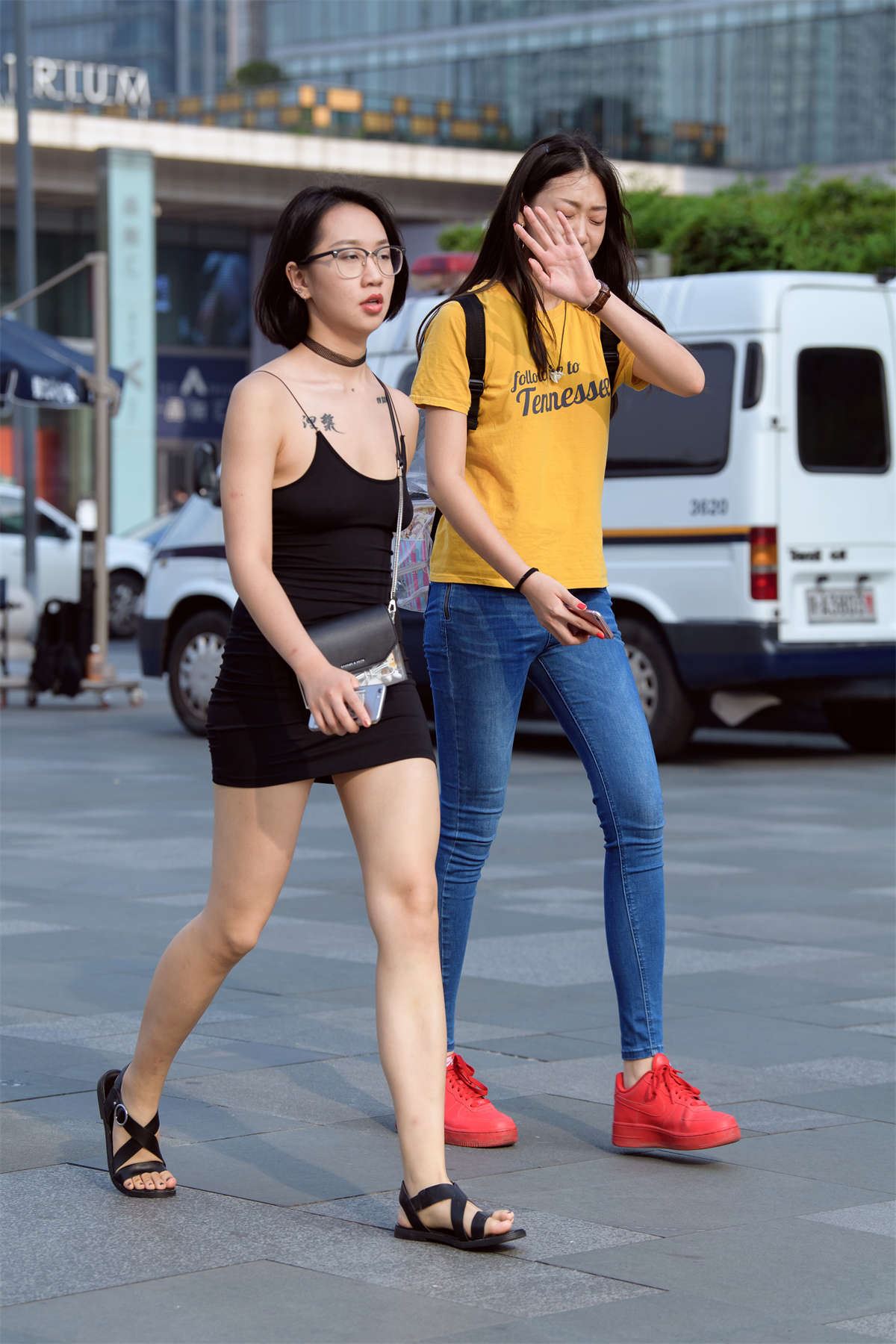 黑色吊带美女