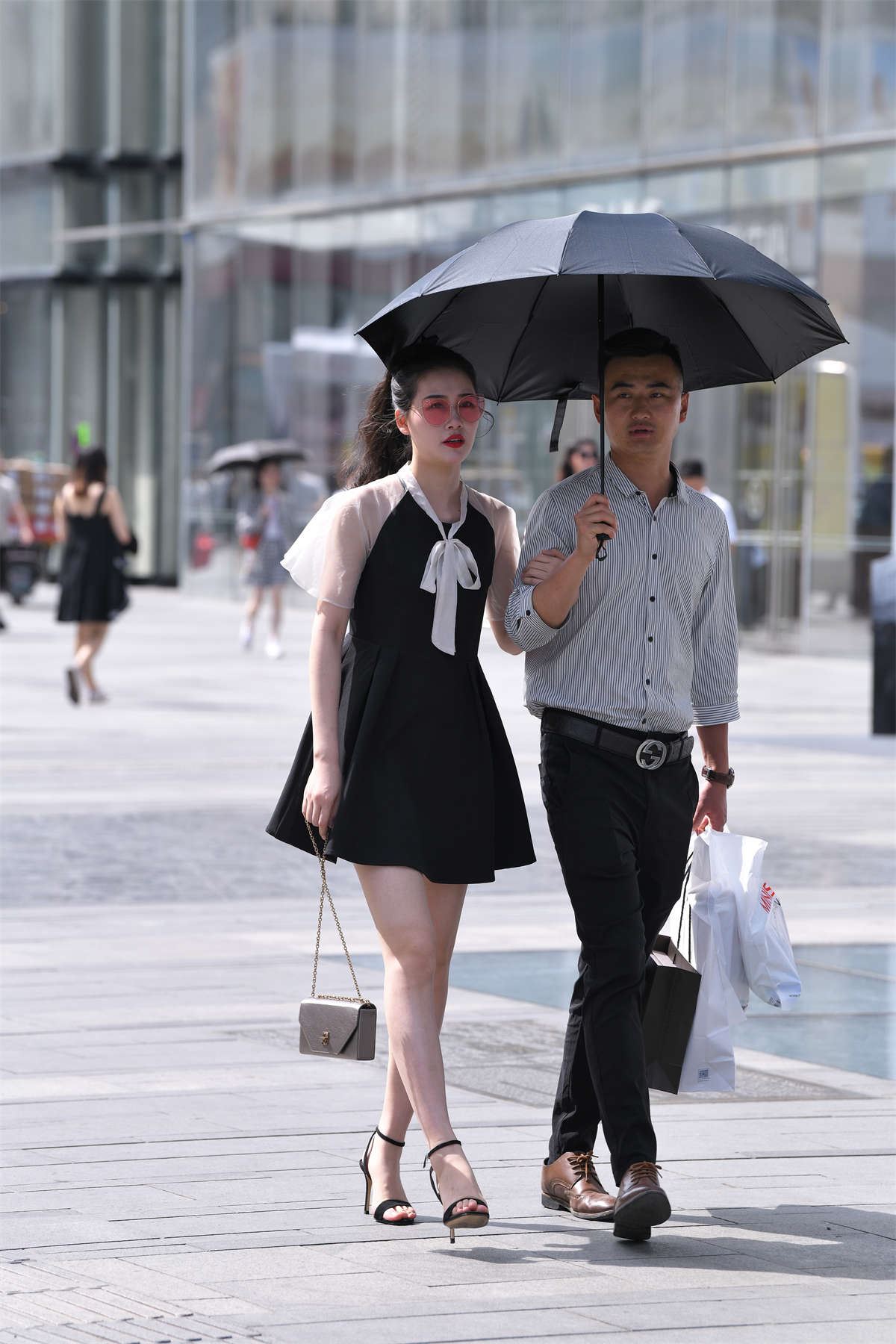 黑裙高跟凉鞋美腿