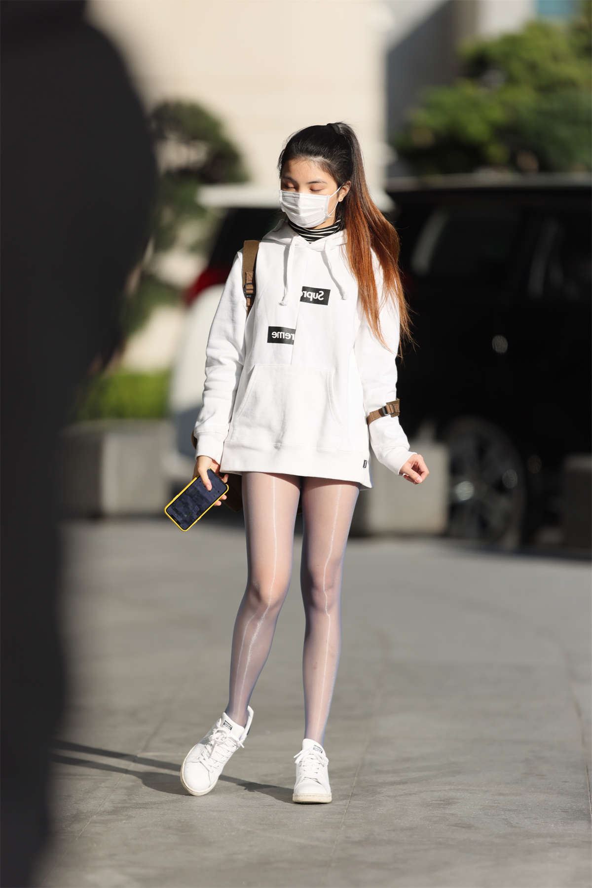 偶遇路边清纯的油亮丝袜少女