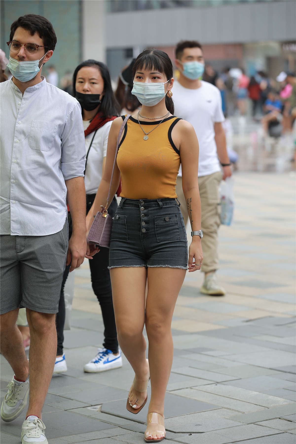 玻璃街拍作品 - 性感黑色热裤女友