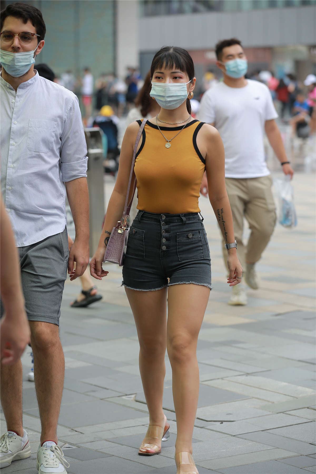 玻璃街拍作品 - 性感黑色热裤女友