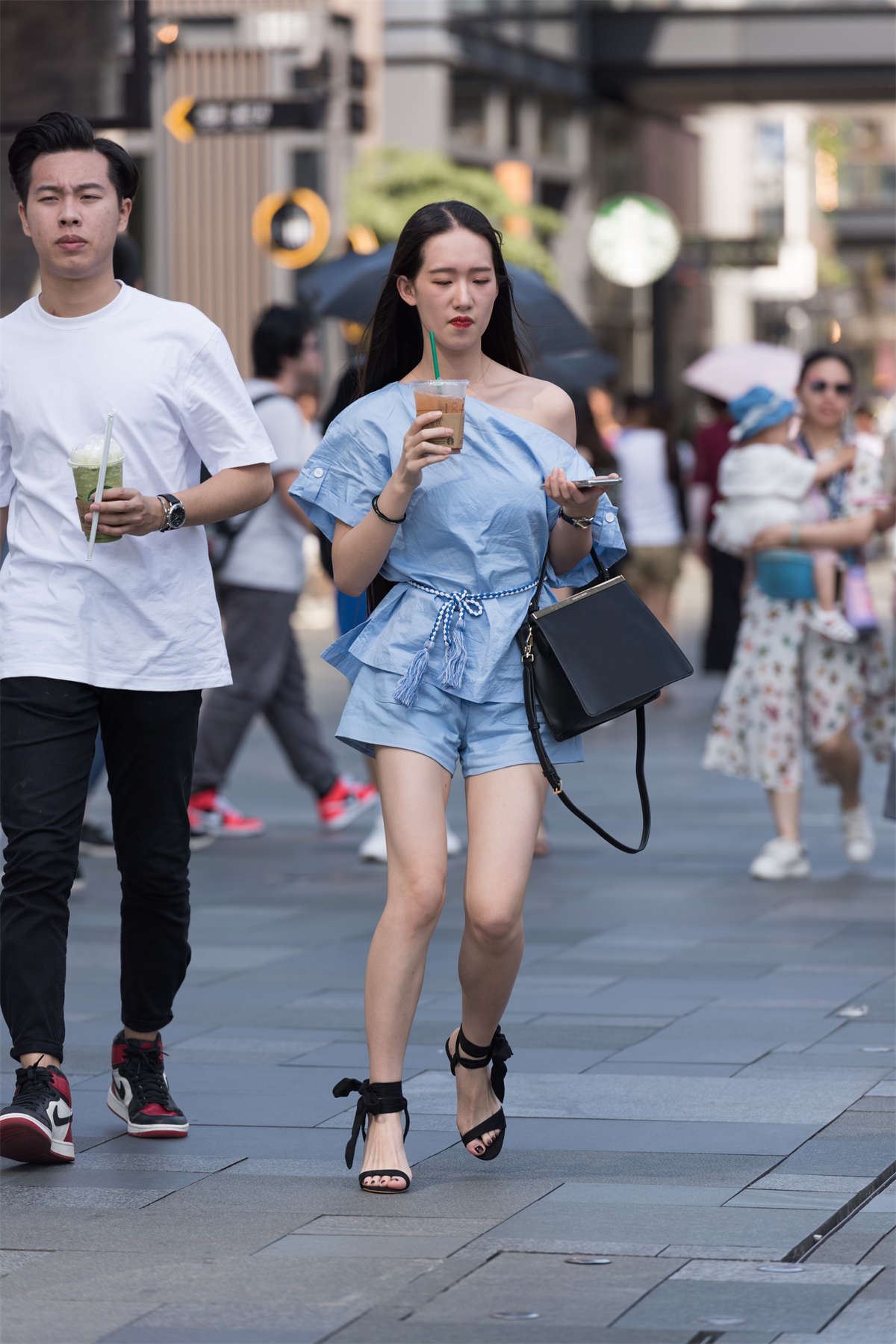 逛街的美女