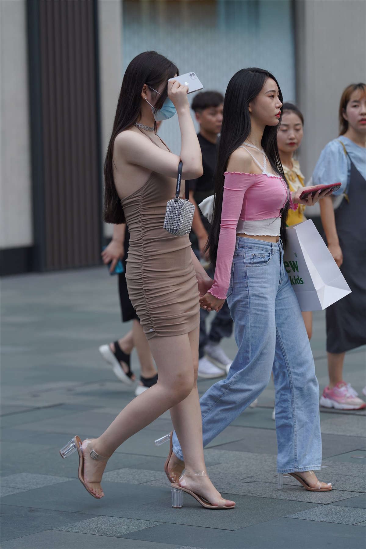 白皙短裙美眉
