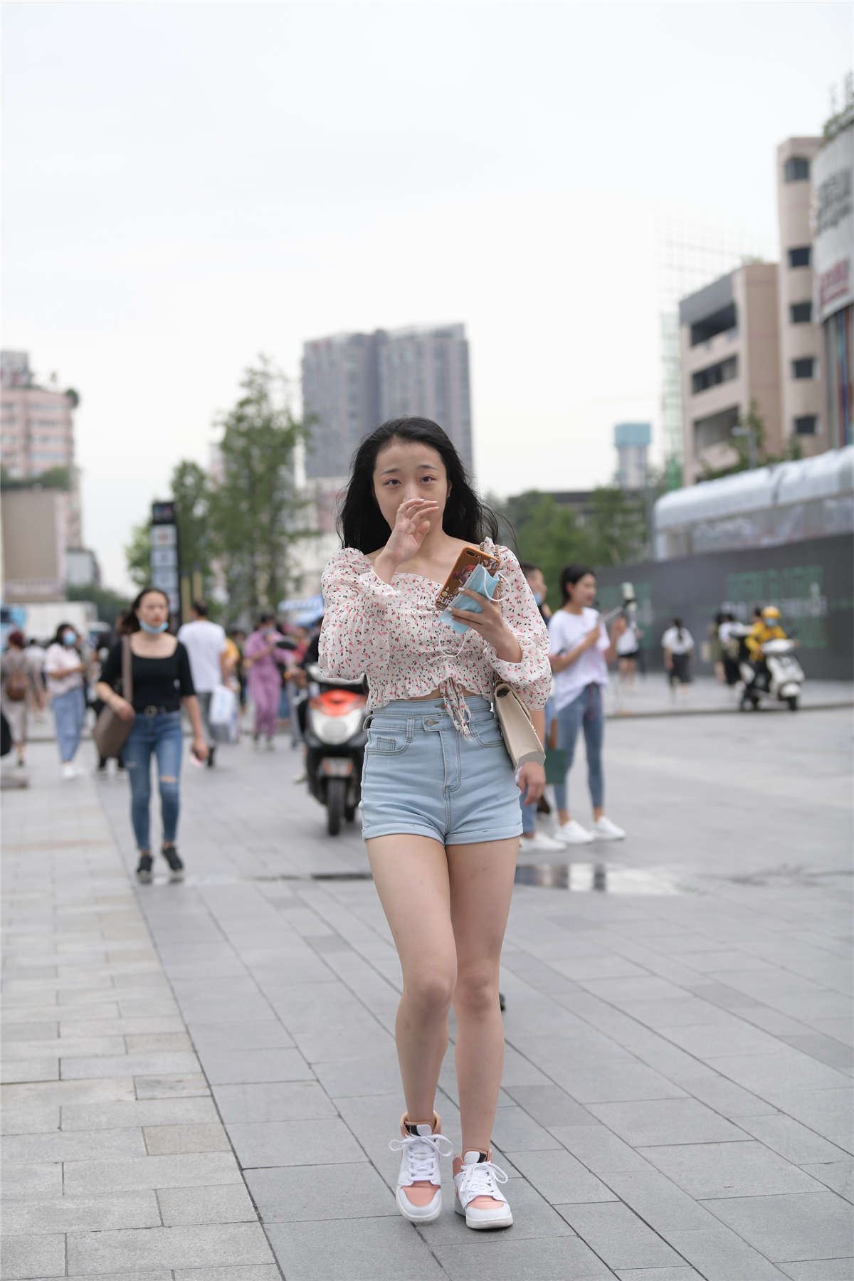 视觉冲击街拍作品 - 迷你热裤女友
