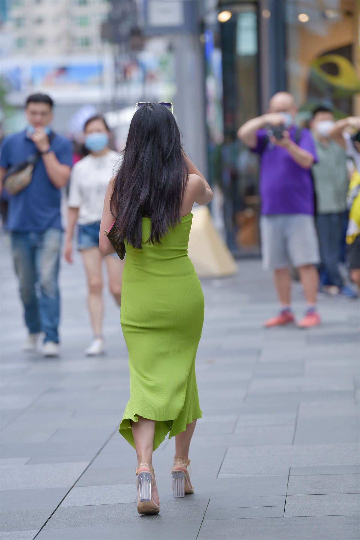 视觉冲击街拍作品 - 抹胸美少妇