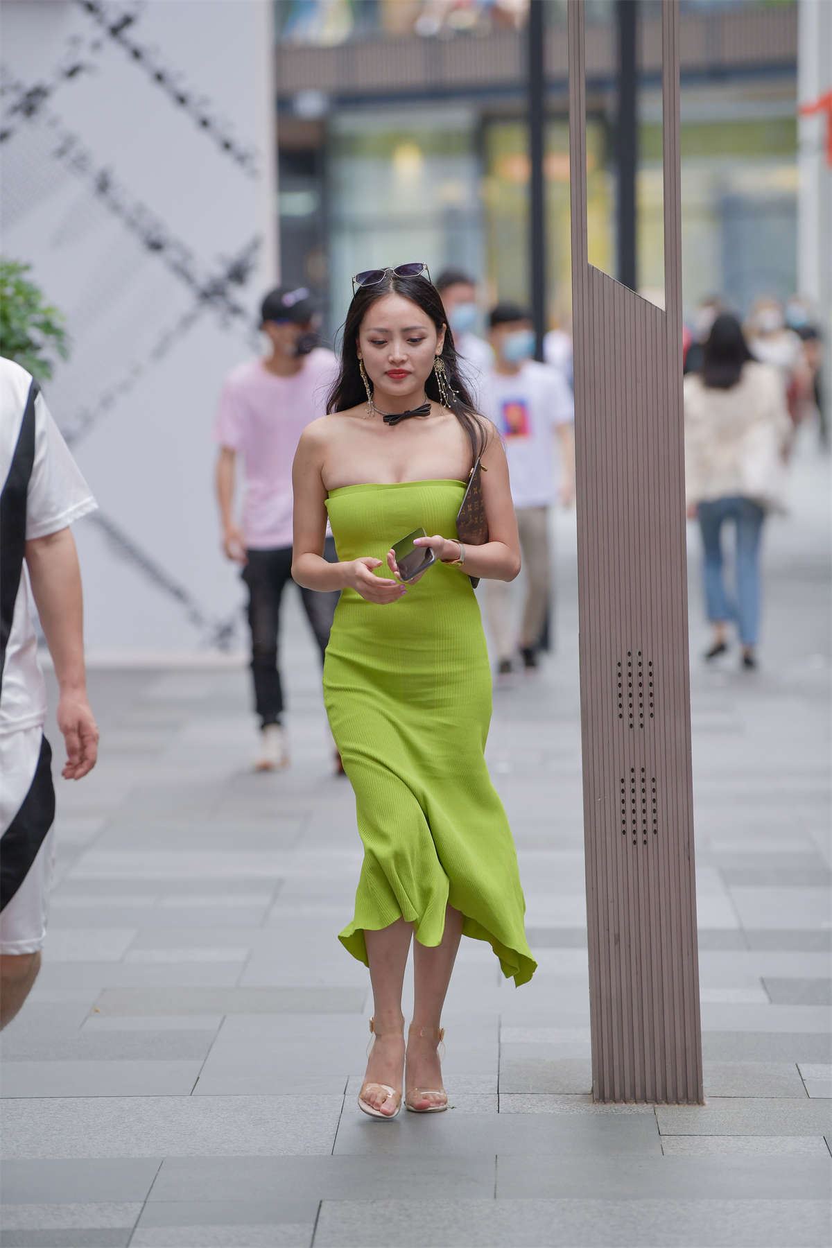 视觉冲击街拍作品 - 抹胸美少妇
