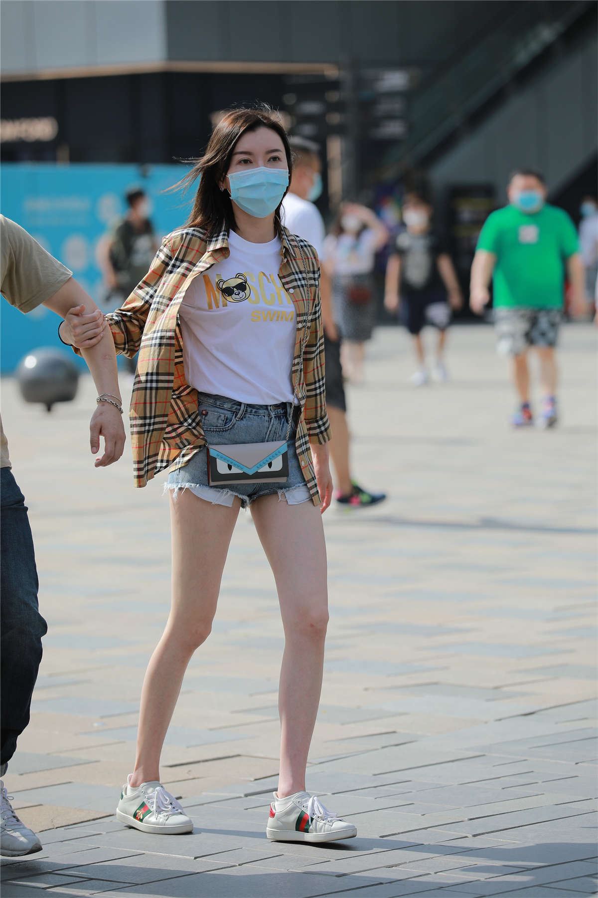 玻璃街拍作品 - 热裤长腿女友