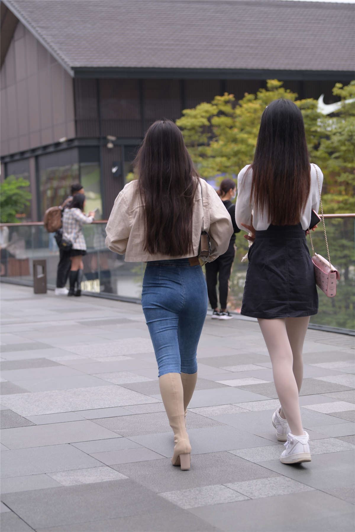 视觉冲击街拍作品 - 身材不错的紧牛小姐姐