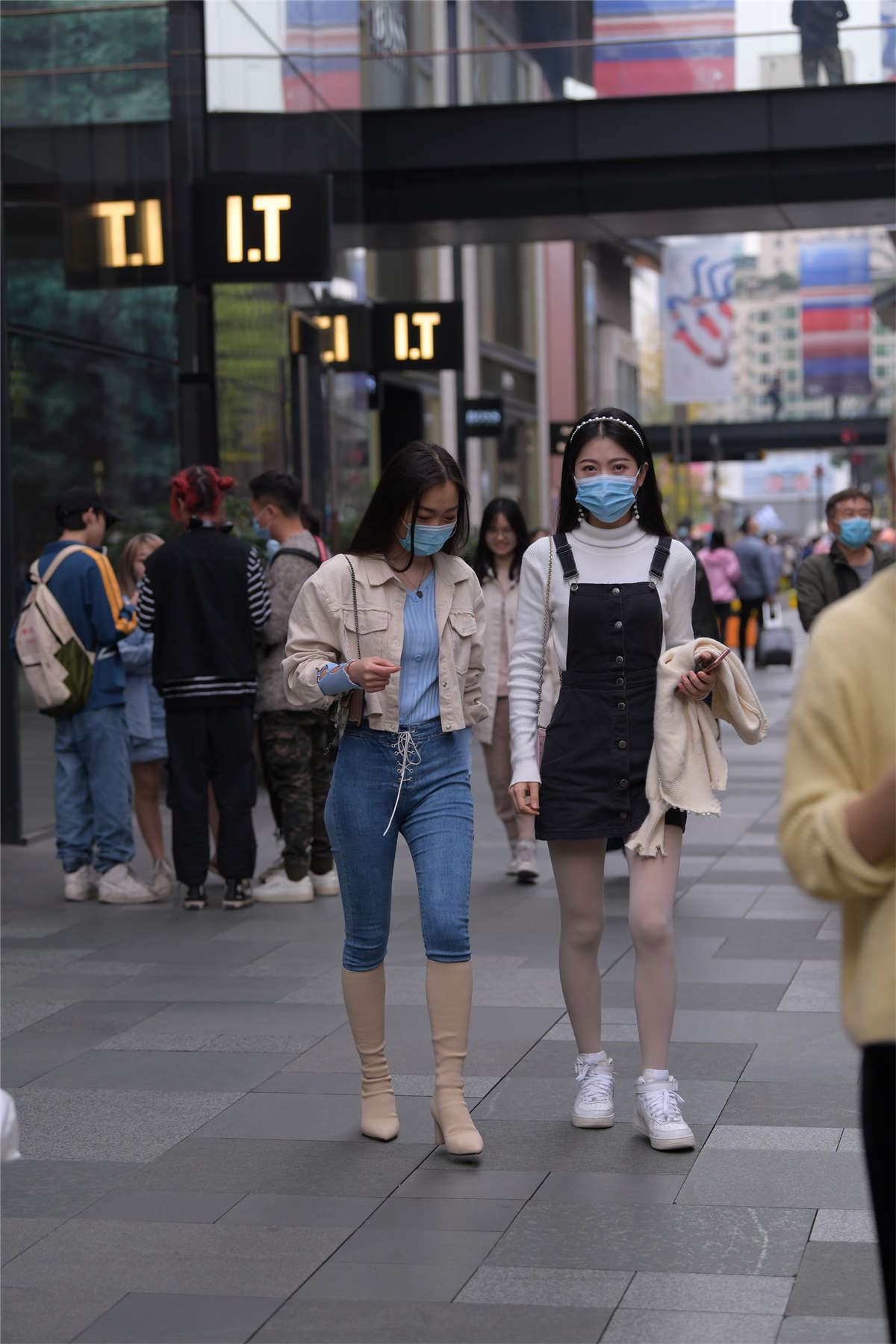 视觉冲击街拍作品 - 身材不错的紧牛小姐姐
