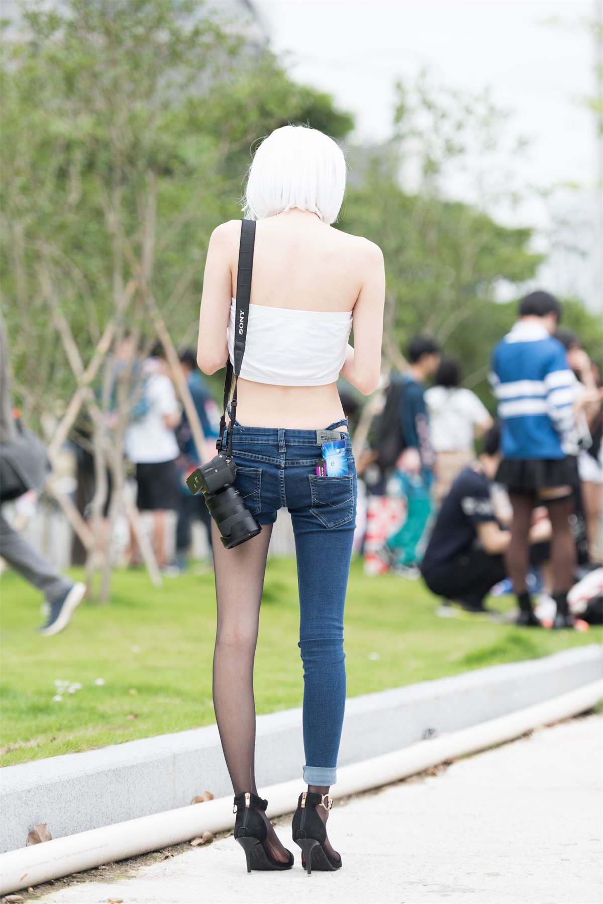 程生街拍作品 - 认真拍照的女摄
