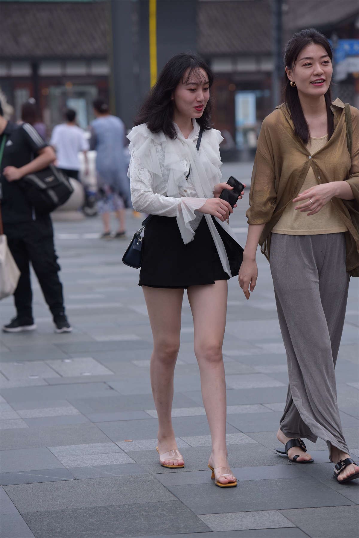 黑色短裤美腿凉高