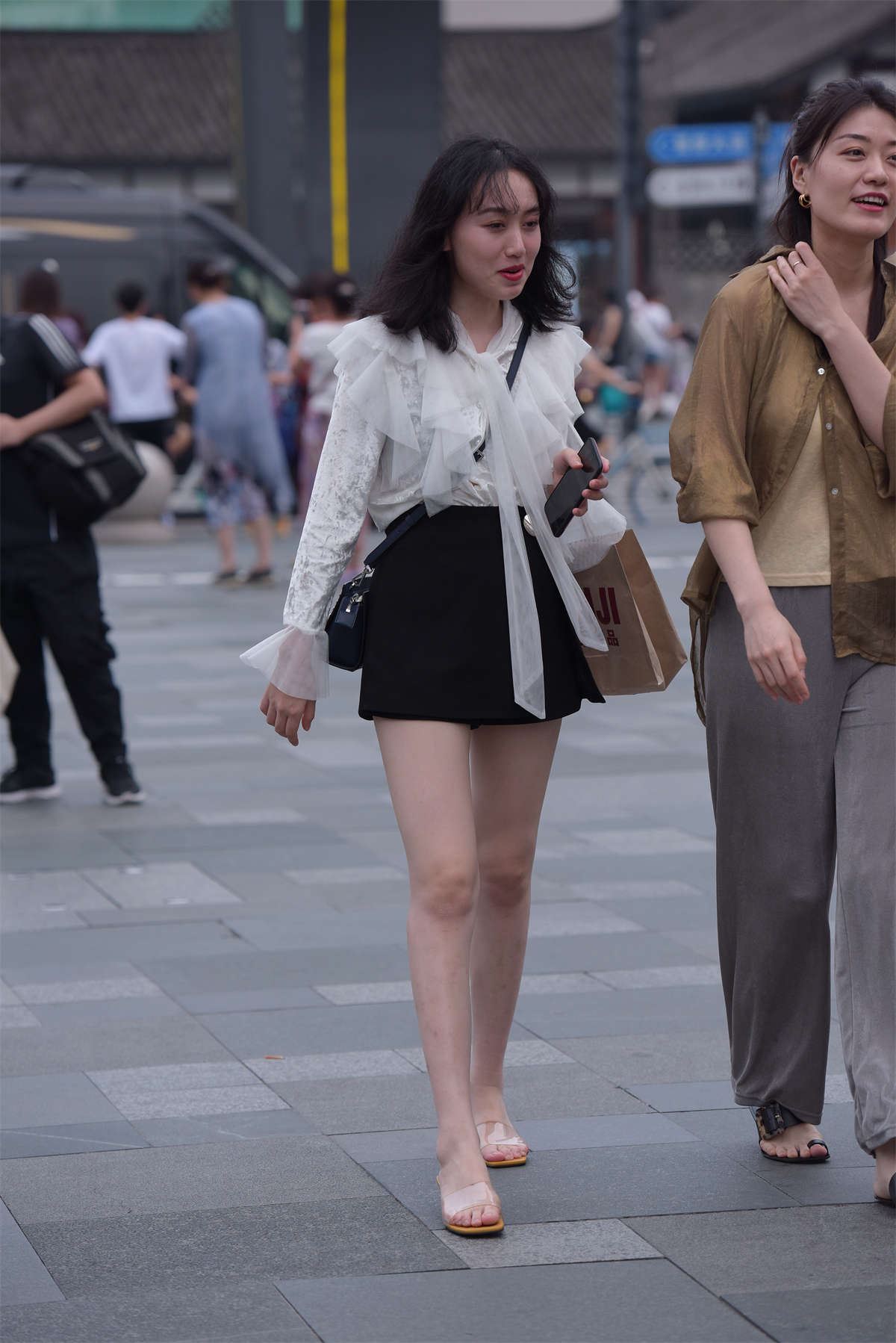 黑色短裤美腿凉高
