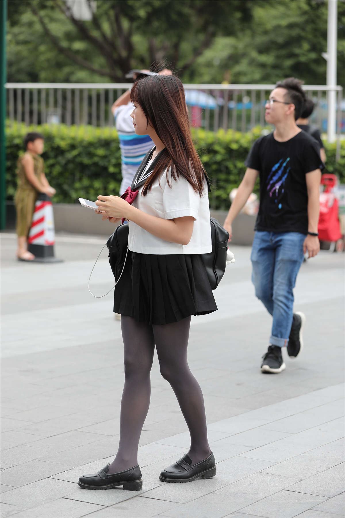 辉辉街拍作品 - 灰色丝袜JK校服美眉